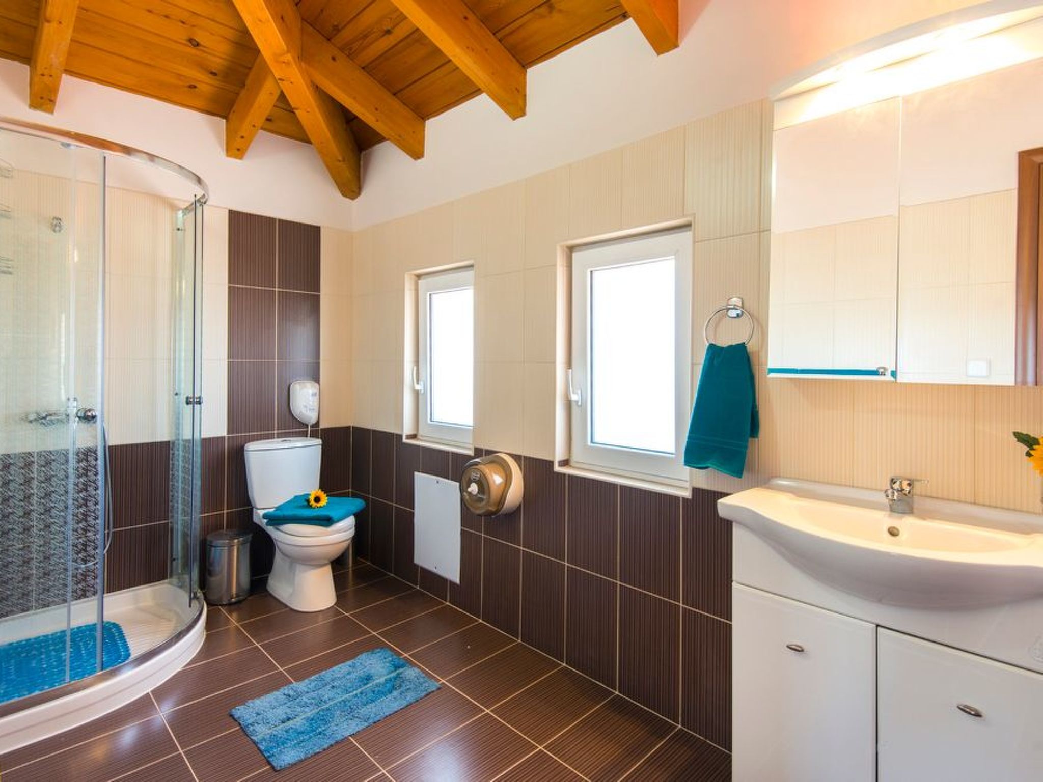 Haus in Kolympia mit Garten und Bergblick-Image-tags.info