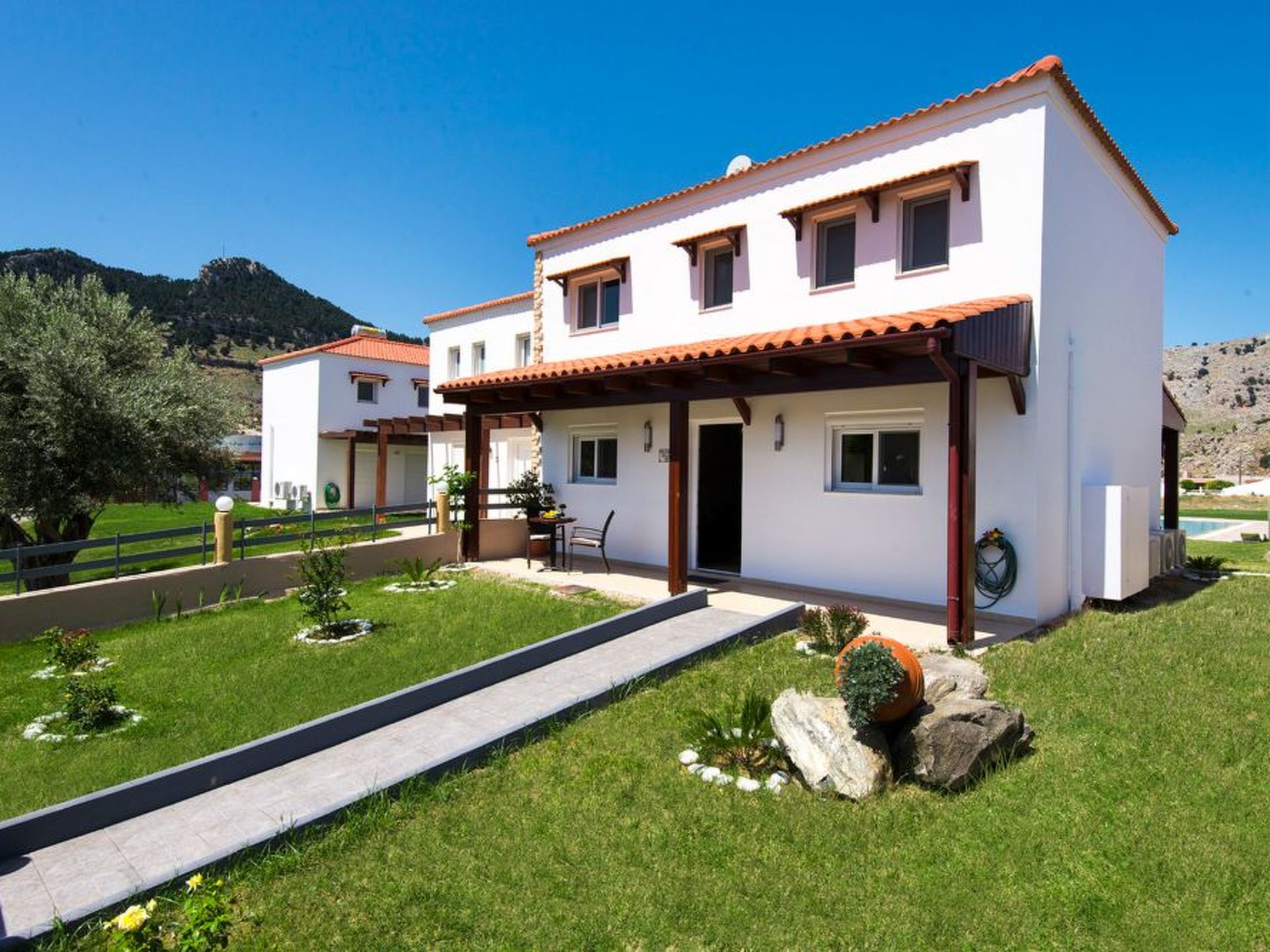 Haus in Kolympia mit Garten und Bergblick-Image-tags.info