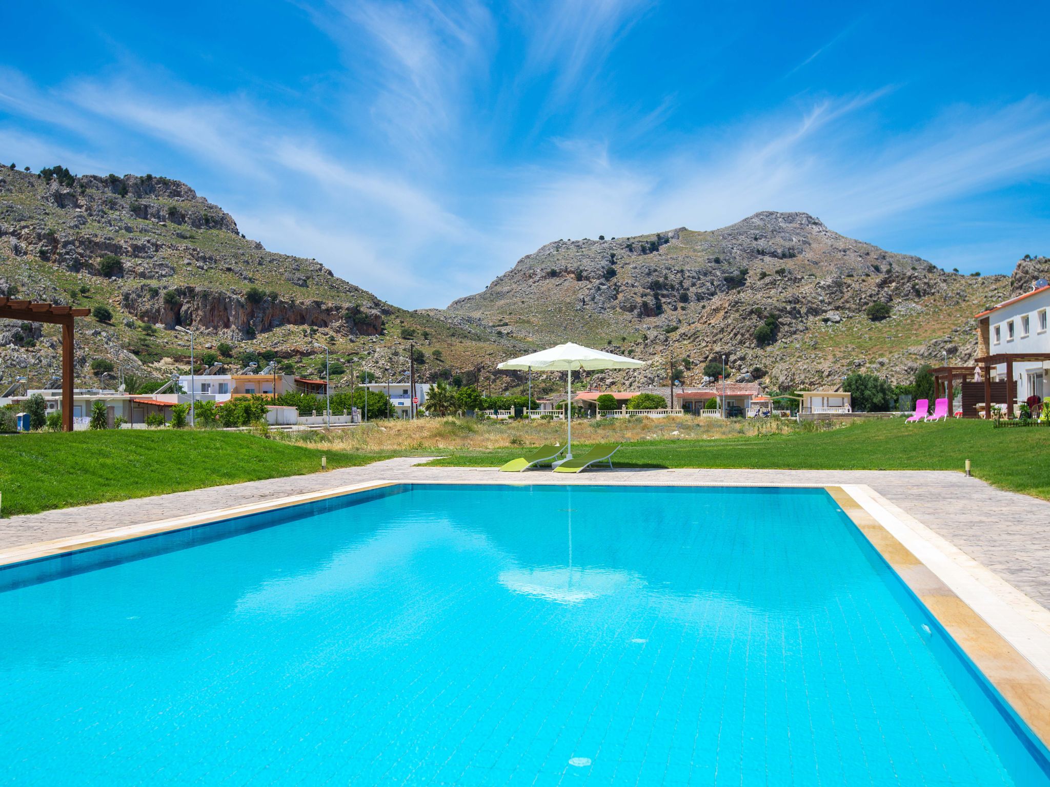 Haus in Kolympia mit Garten und Bergblick-Image-tags.info