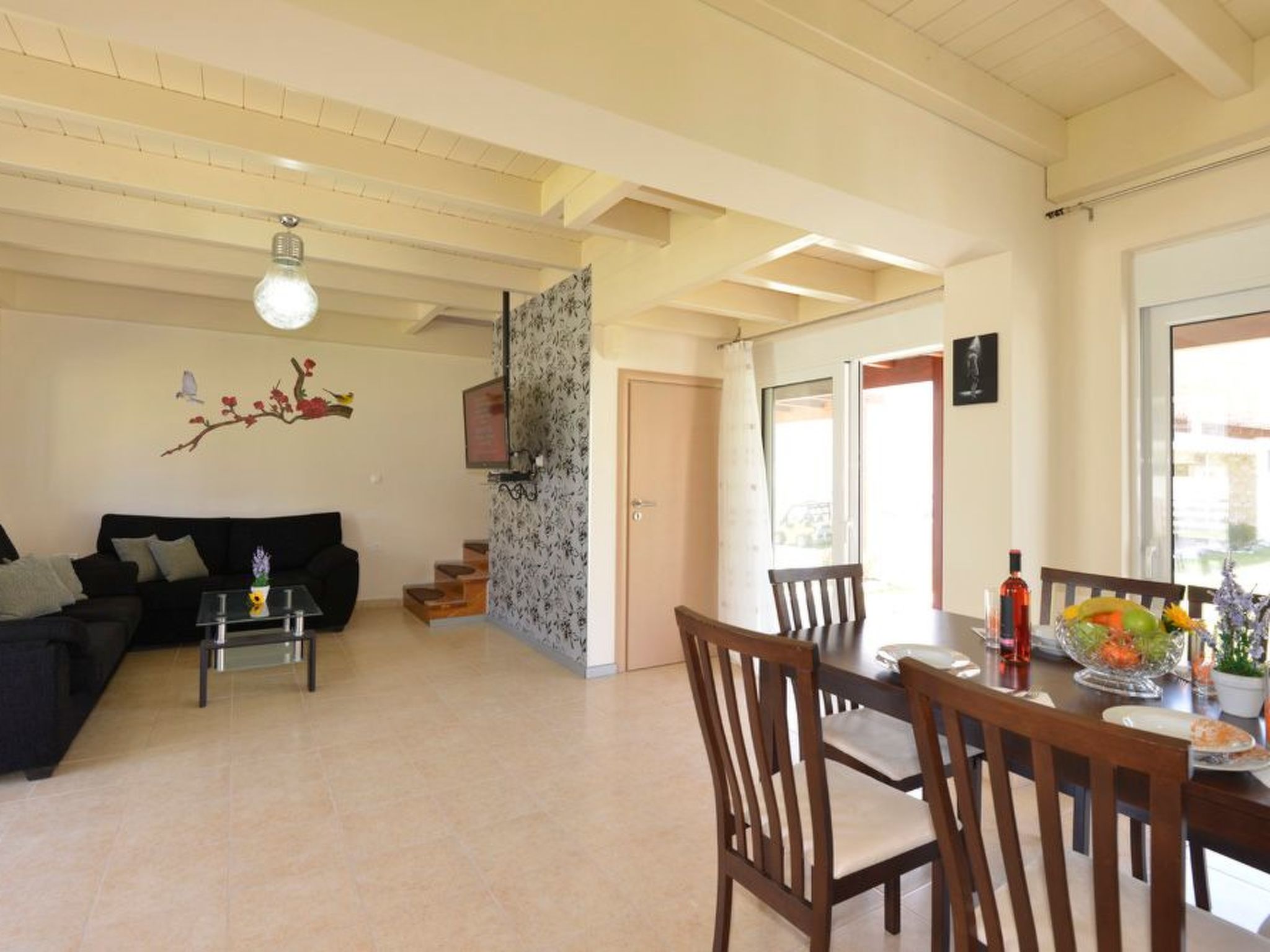 Haus in Kolympia mit Garten und Bergblick-Image-tags.info