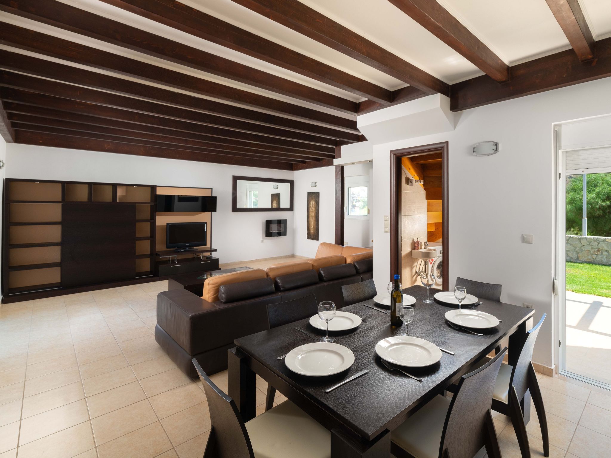 Haus in Kolympia mit Garten und Bergblick