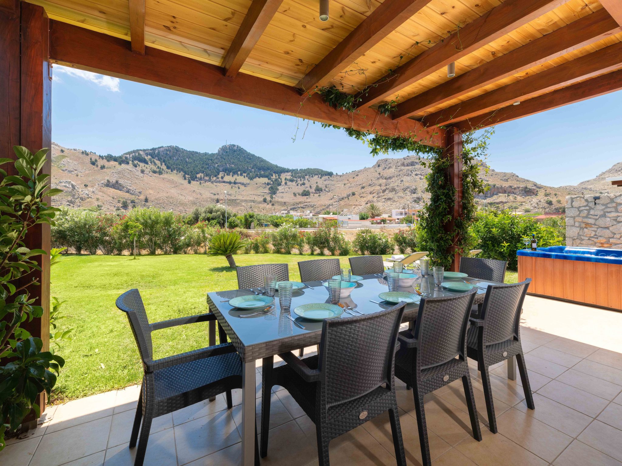 Haus in Kolympia mit Garten und Bergblick