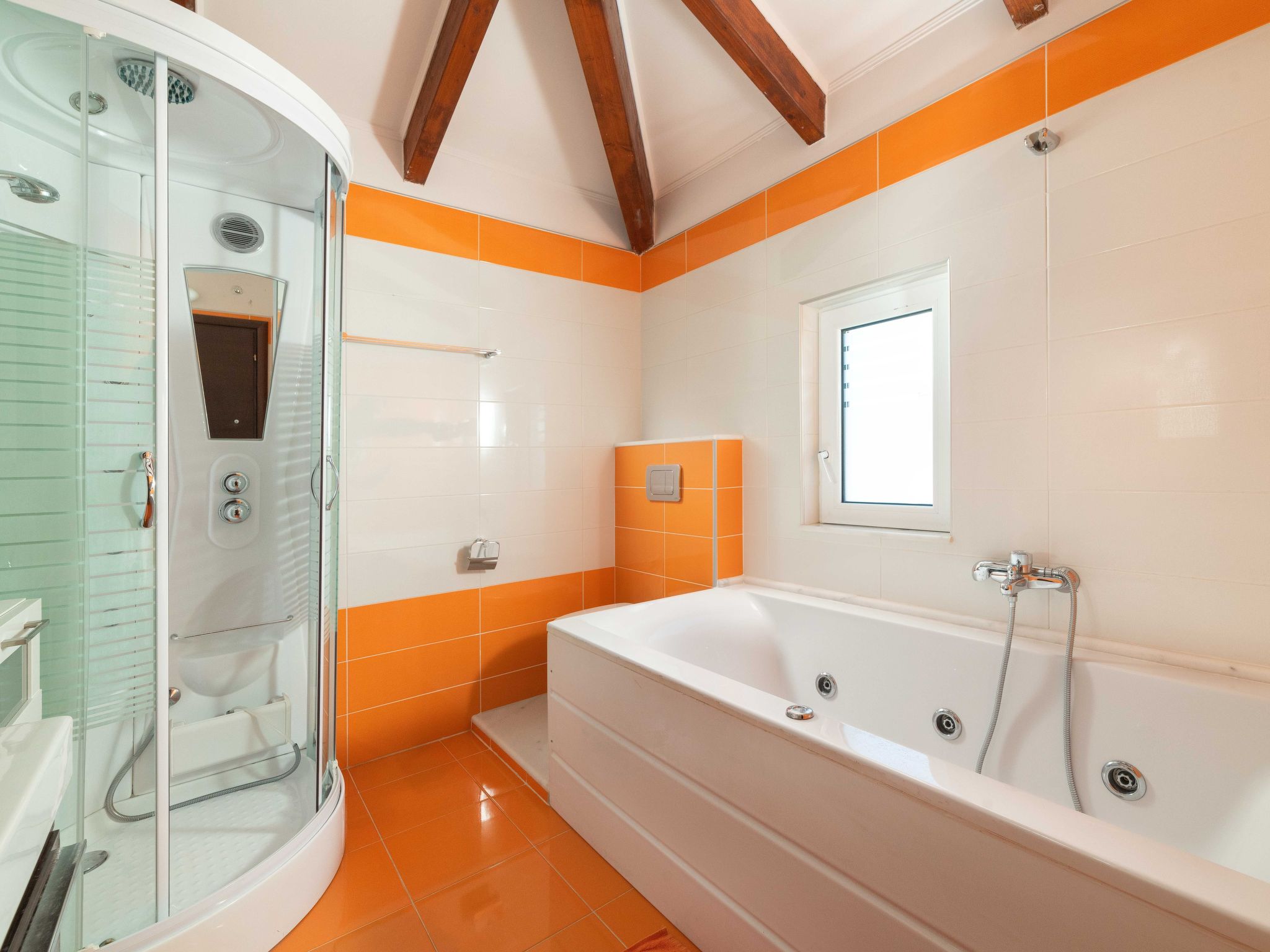 Haus in Kolympia mit Garten und Bergblick-Image-tags.info