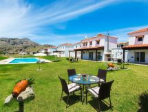 Haus in Kolympia mit Parkplatz und Bergblick