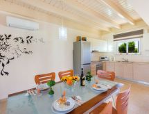 Haus in Kolympia mit Parkplatz und Bergblick