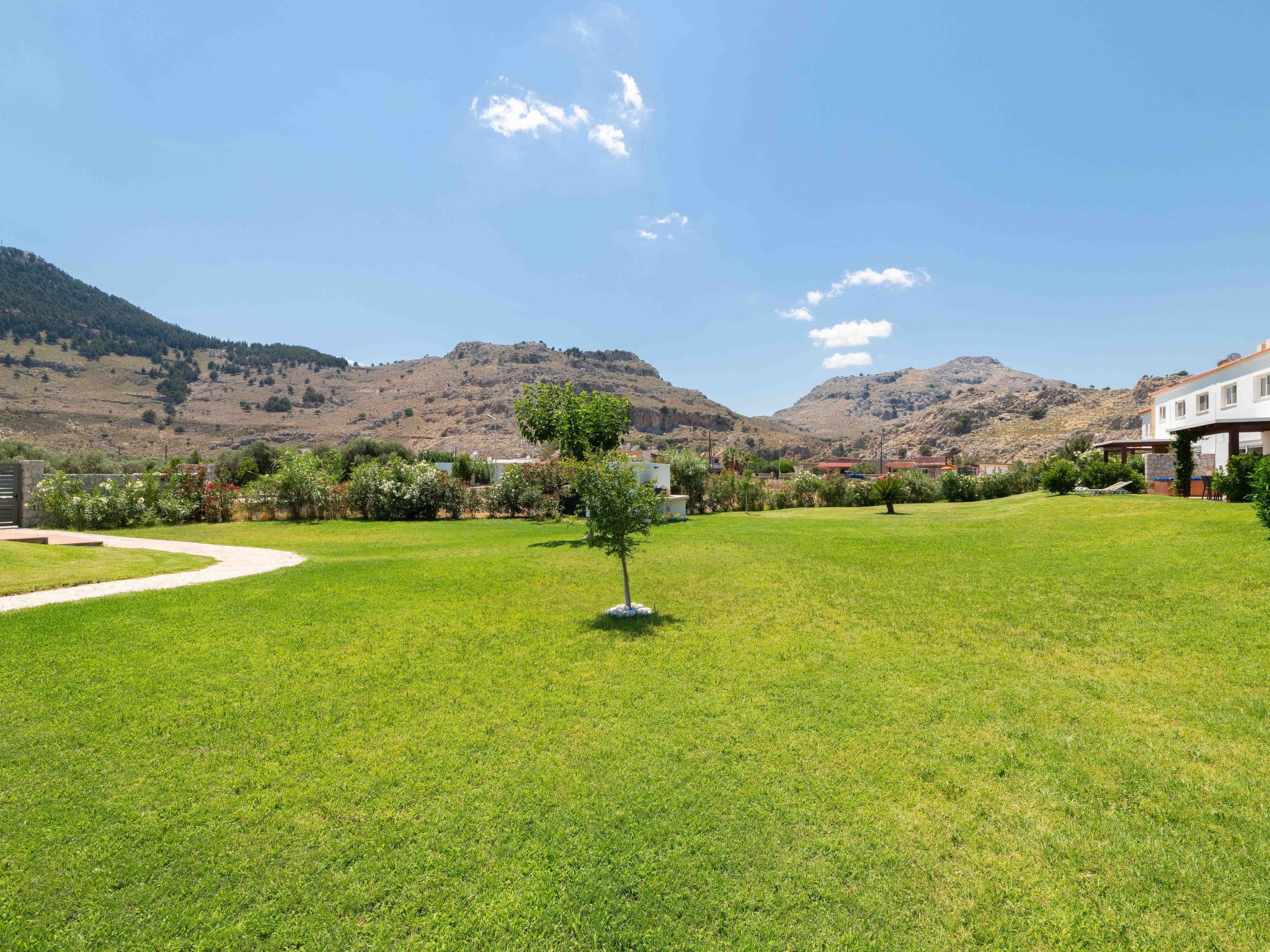 Haus in Kolympia mit Parkplatz und Bergblick-Image-tags.info