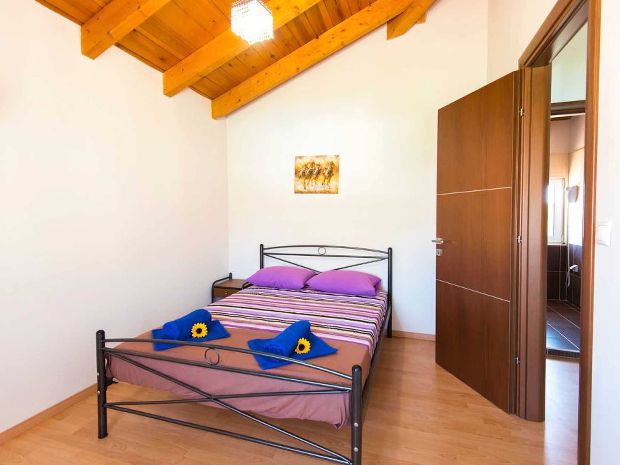 Haus in Kolympia mit Parkplatz und Bergblick-Image-tags.info