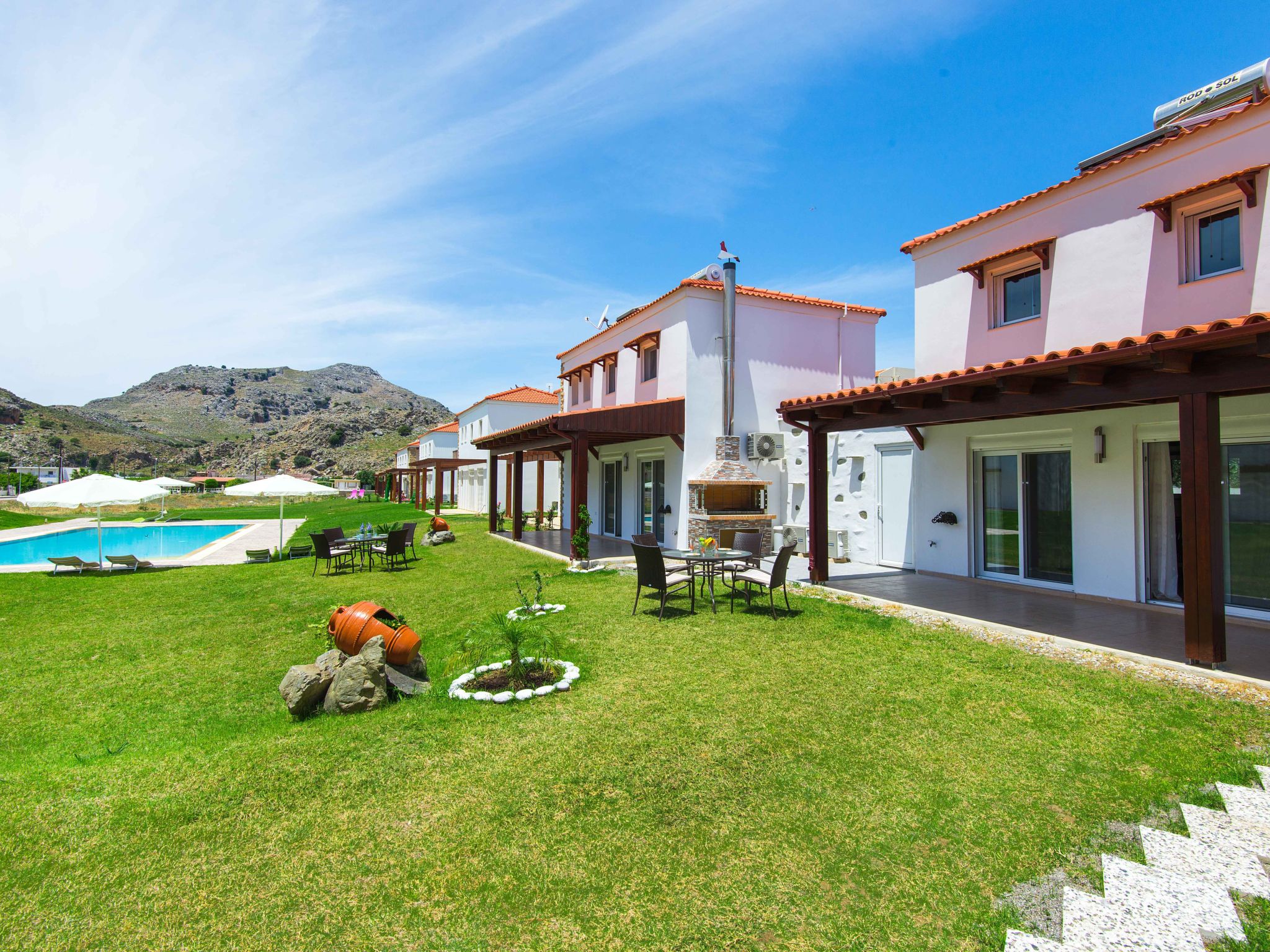 Haus in Kolympia mit Parkplatz und Bergblick-Image-tags.info