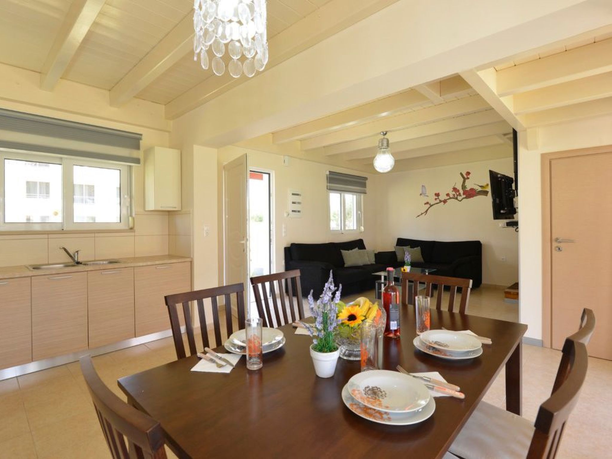 Haus in Kolympia mit Parkplatz und Bergblick-Image-tags.info