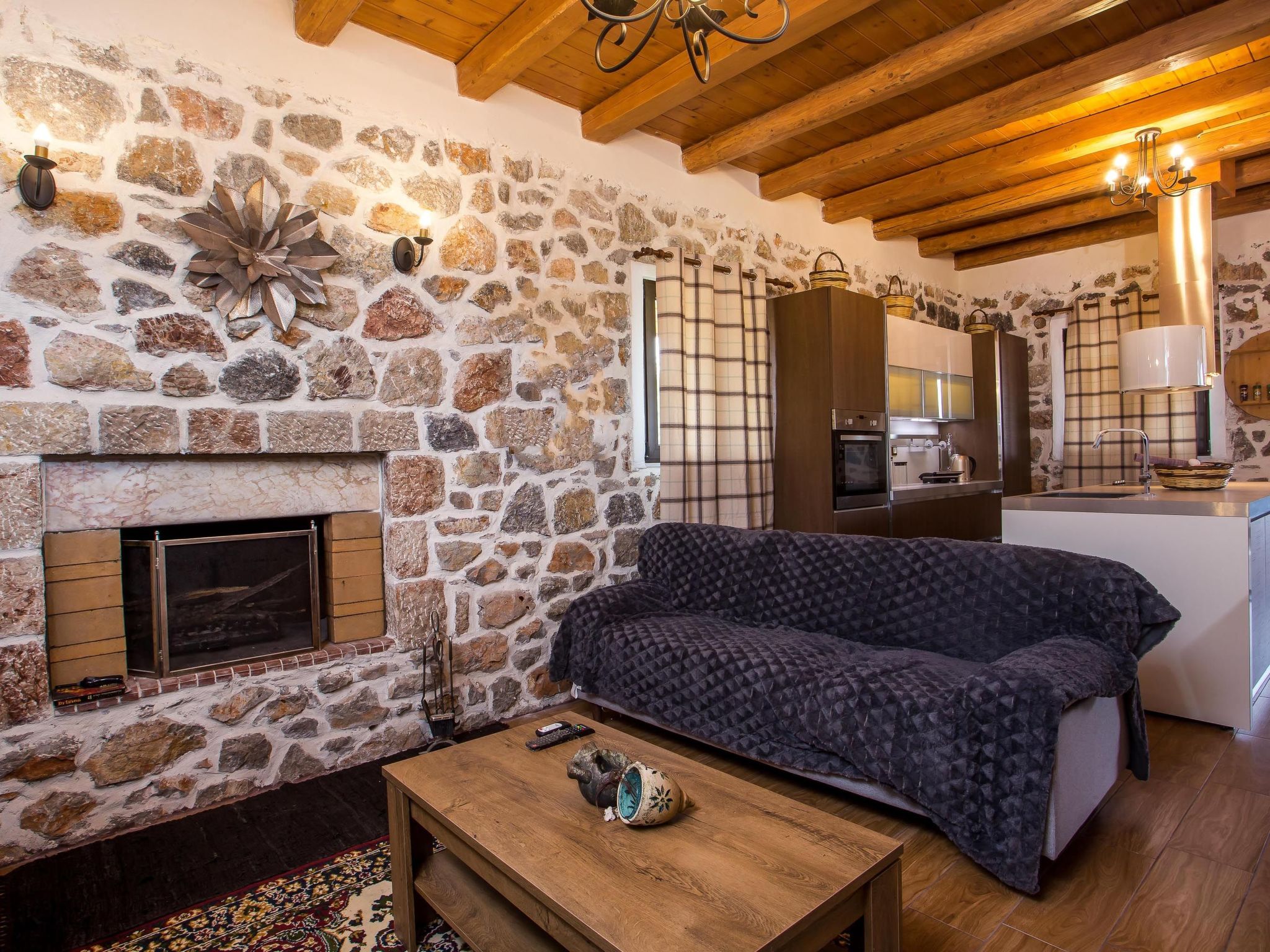 Schöne Steinvilla im Wald-Outside