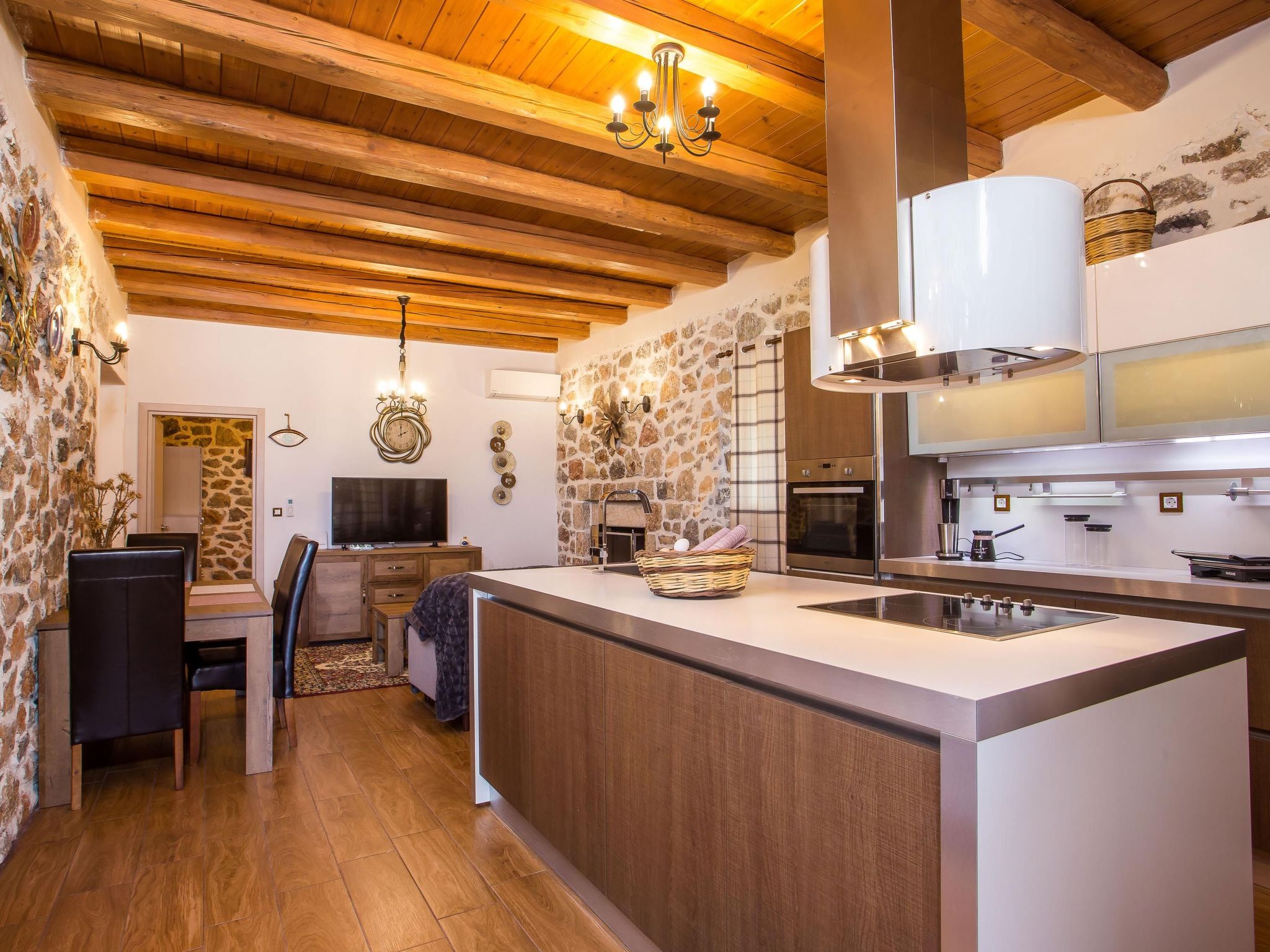 Schöne Steinvilla im Wald-Image-tags.info