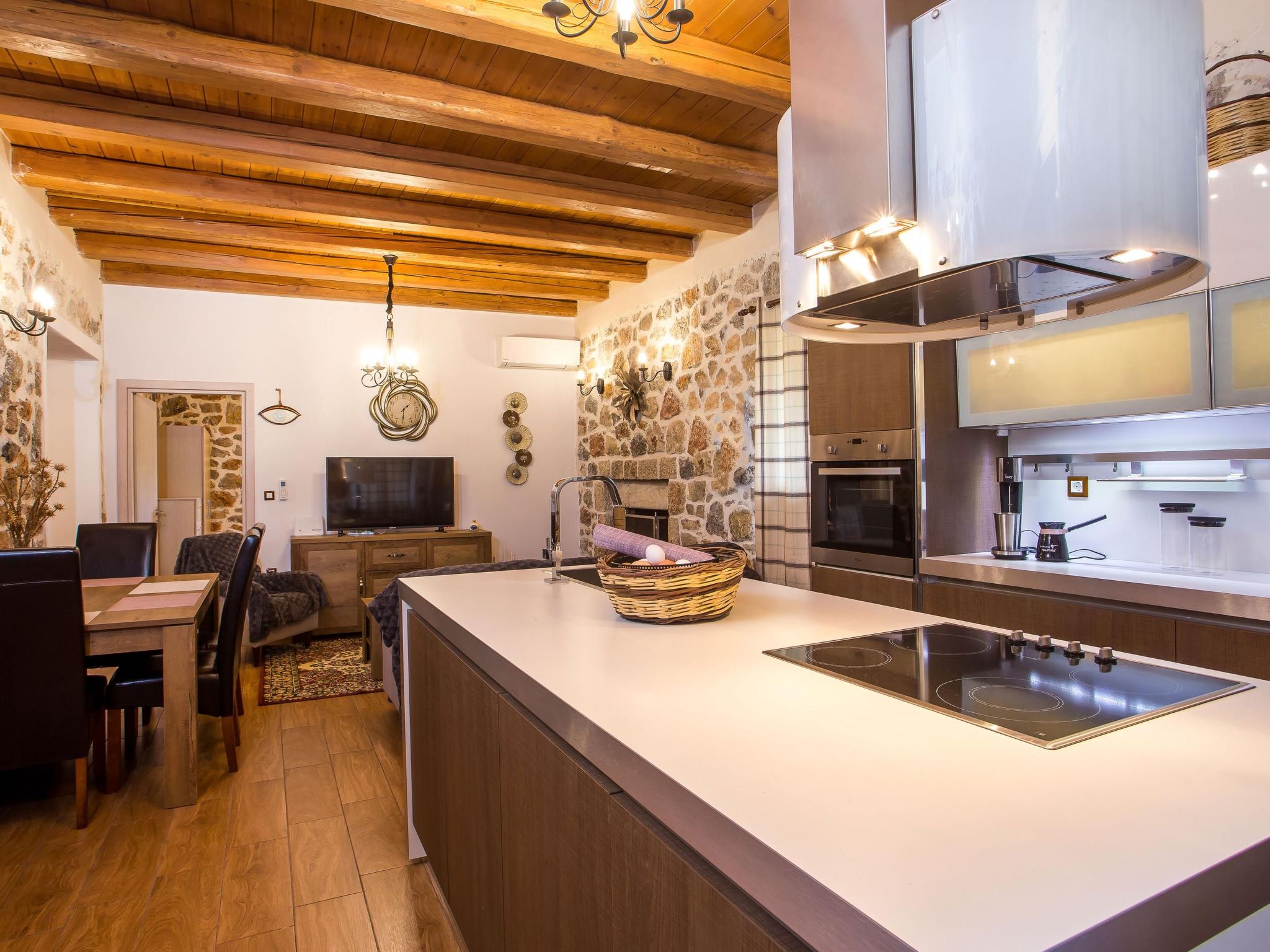 Schöne Steinvilla im Wald-Inside