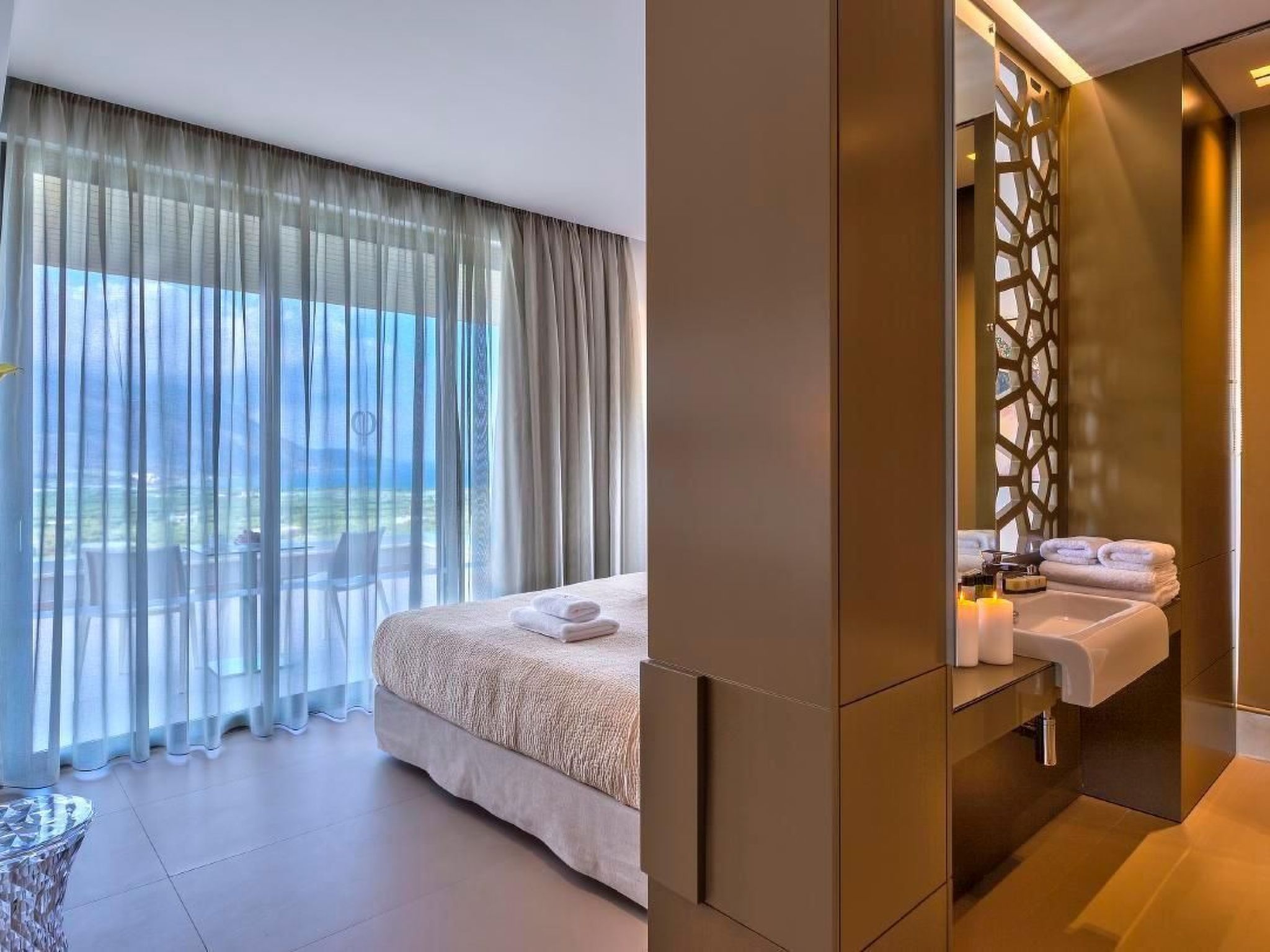 "Villa Charisma" mit eigenem Pool-Binnen