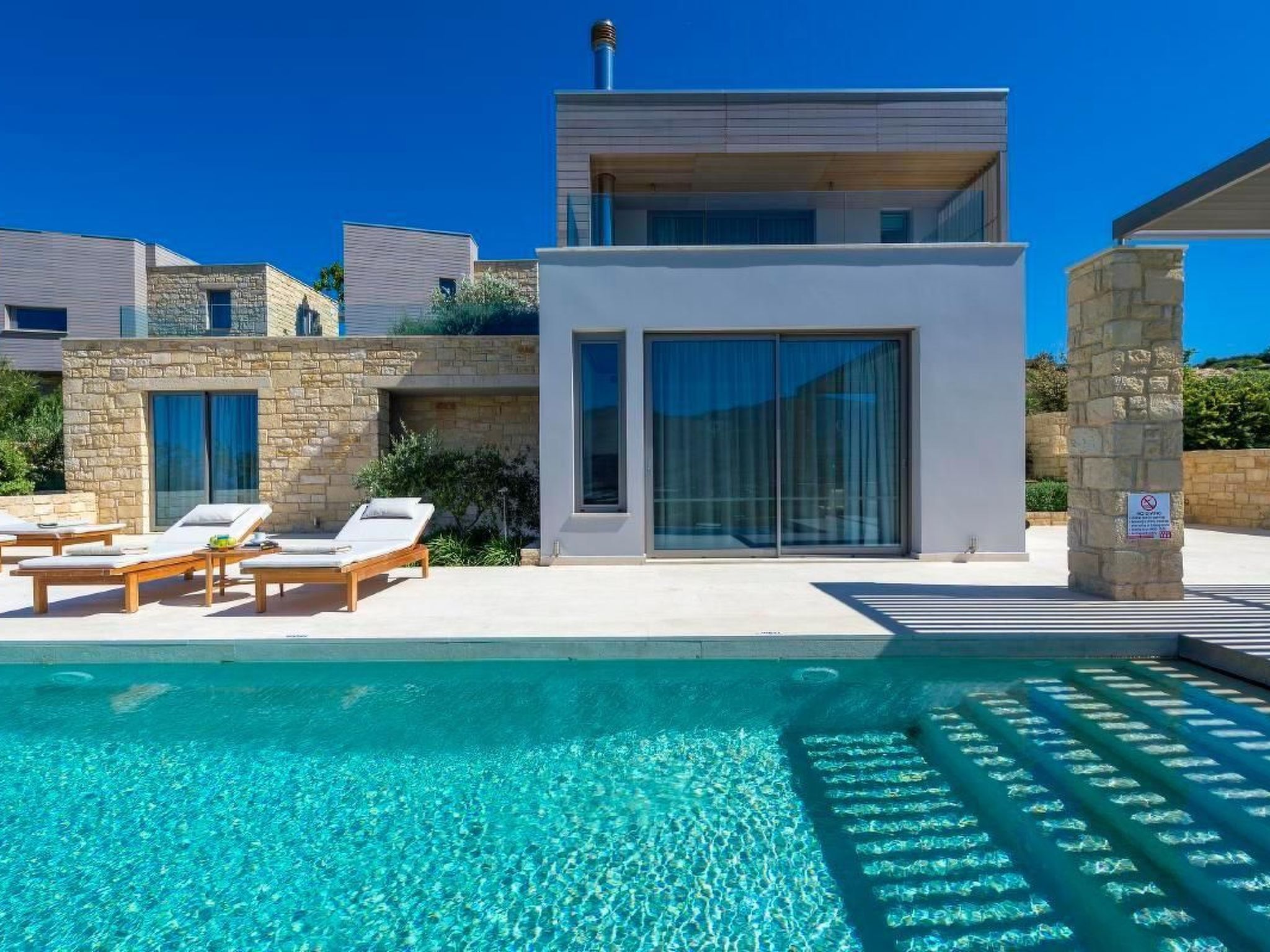 "Villa Charisma" mit eigenem Pool-Binnen