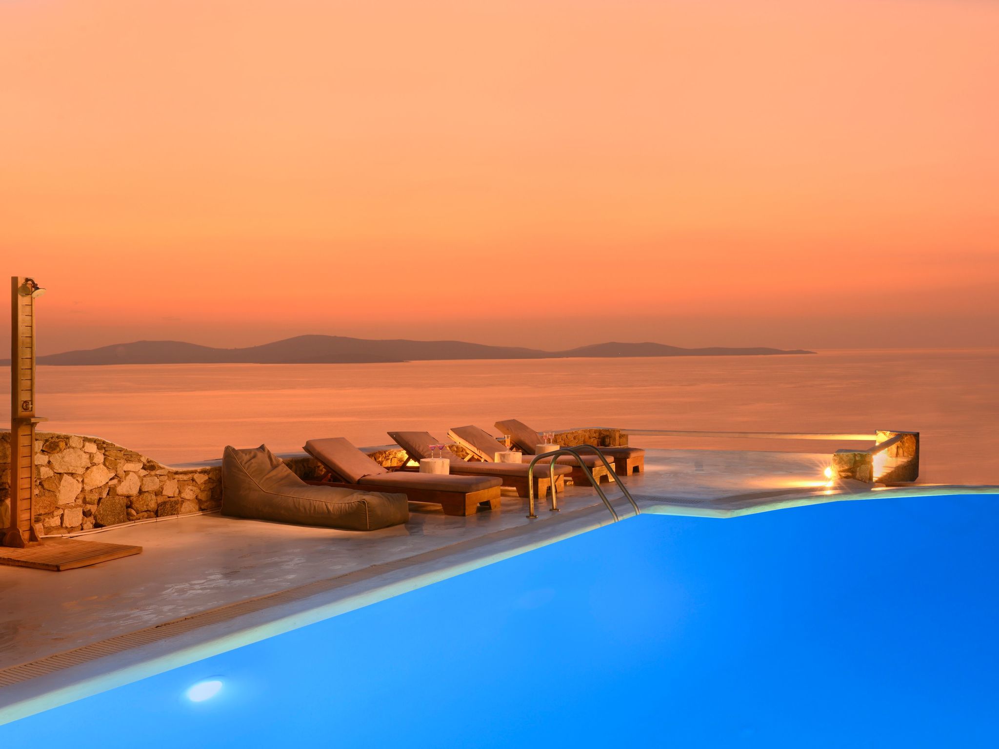 SUPERB BEACH ACCESS LUXURY SEA VILLA POOL by Calypso Sunset-Binnen