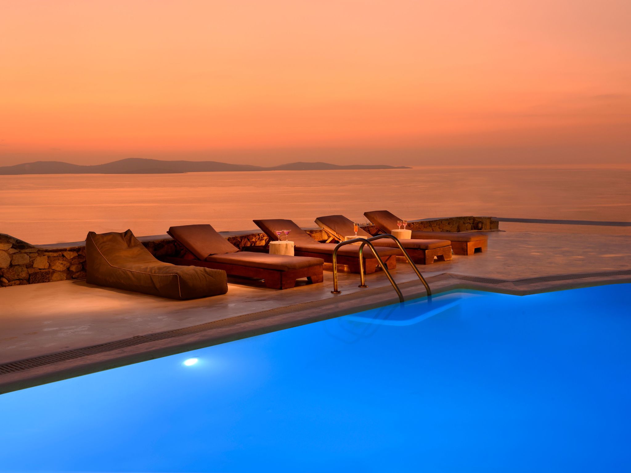 SUPERB BEACH ACCESS LUXURY SEA VILLA POOL by Calypso Sunset-Binnen