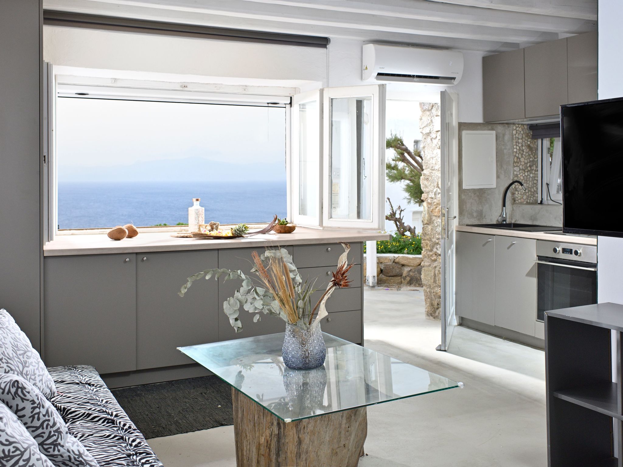 SUPERB BEACH ACCESS LUXURY SEA VILLA POOL by Calypso Sunset-Binnen