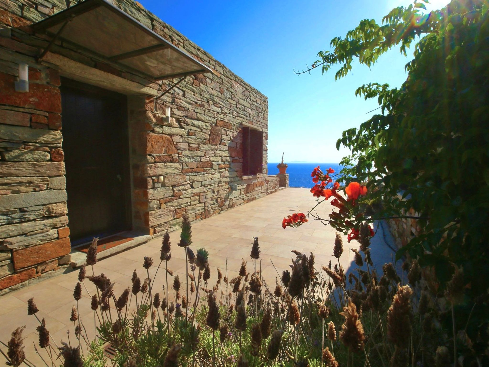 Luxuriöse, private Villa mit Meerblick, abgelegener Strand-Image-tags.info