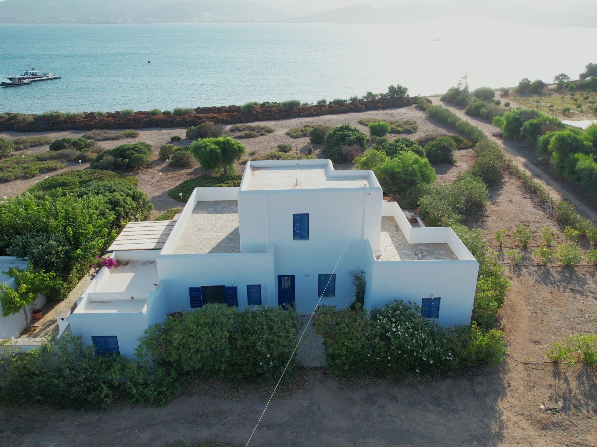 Rustige villa aan zee, het ultieme "tenen in het water" uitje voor een of twee gezinnen. Dit grote traditionele huis op Parian ligt direct aan zee, tegenover het eiland Antiparos en biedt een dromerig..