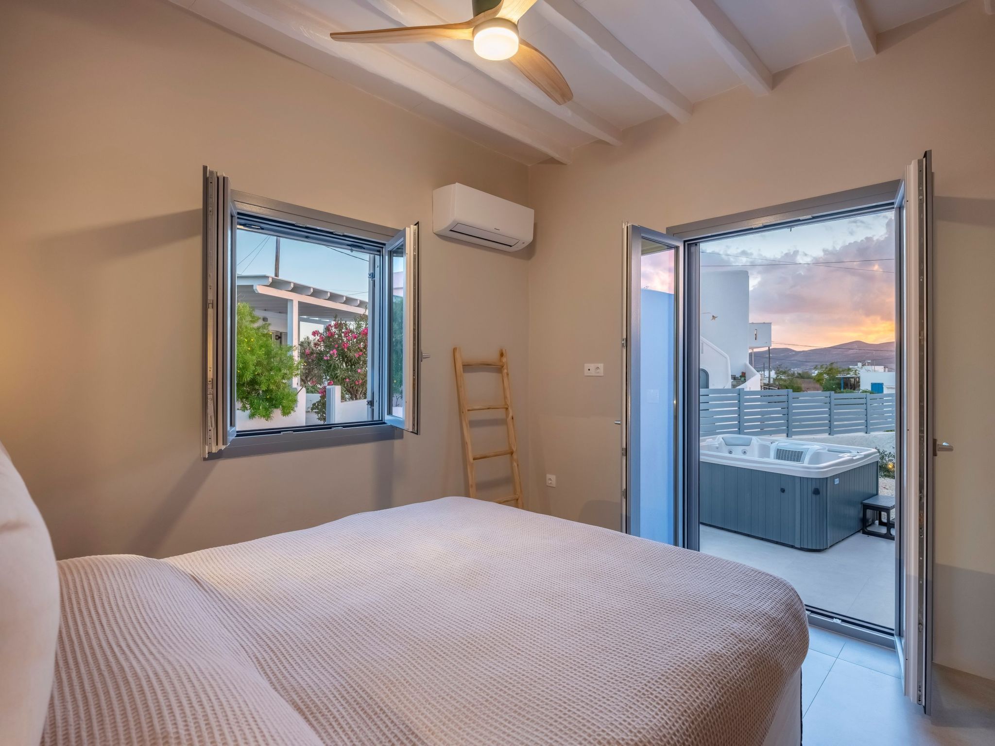 Sunset Gypsy stilvolles modernes Dorfhaus mit Whirlpool — view 1 of 23