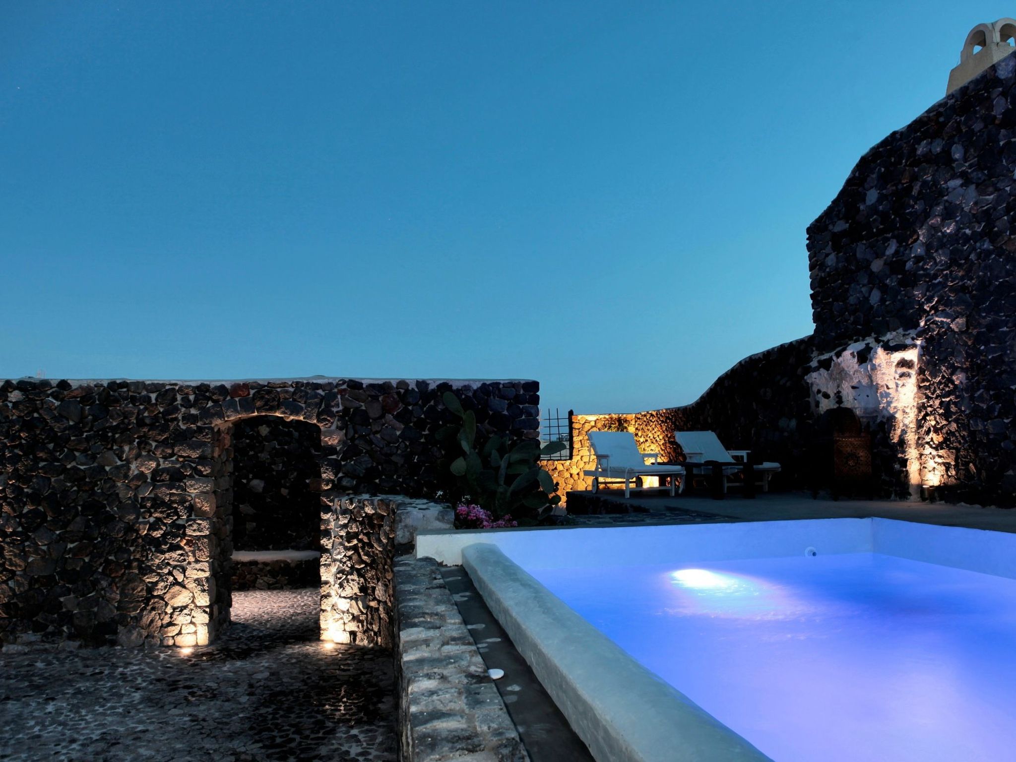 Villa "Mansion Kyani" mit Infinity-Pool-Buiten