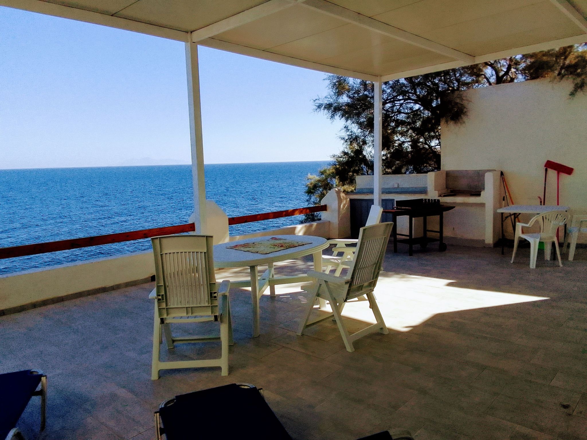 Charmantes Ferienhaus in Ia mit Privater Terrasse-Outside