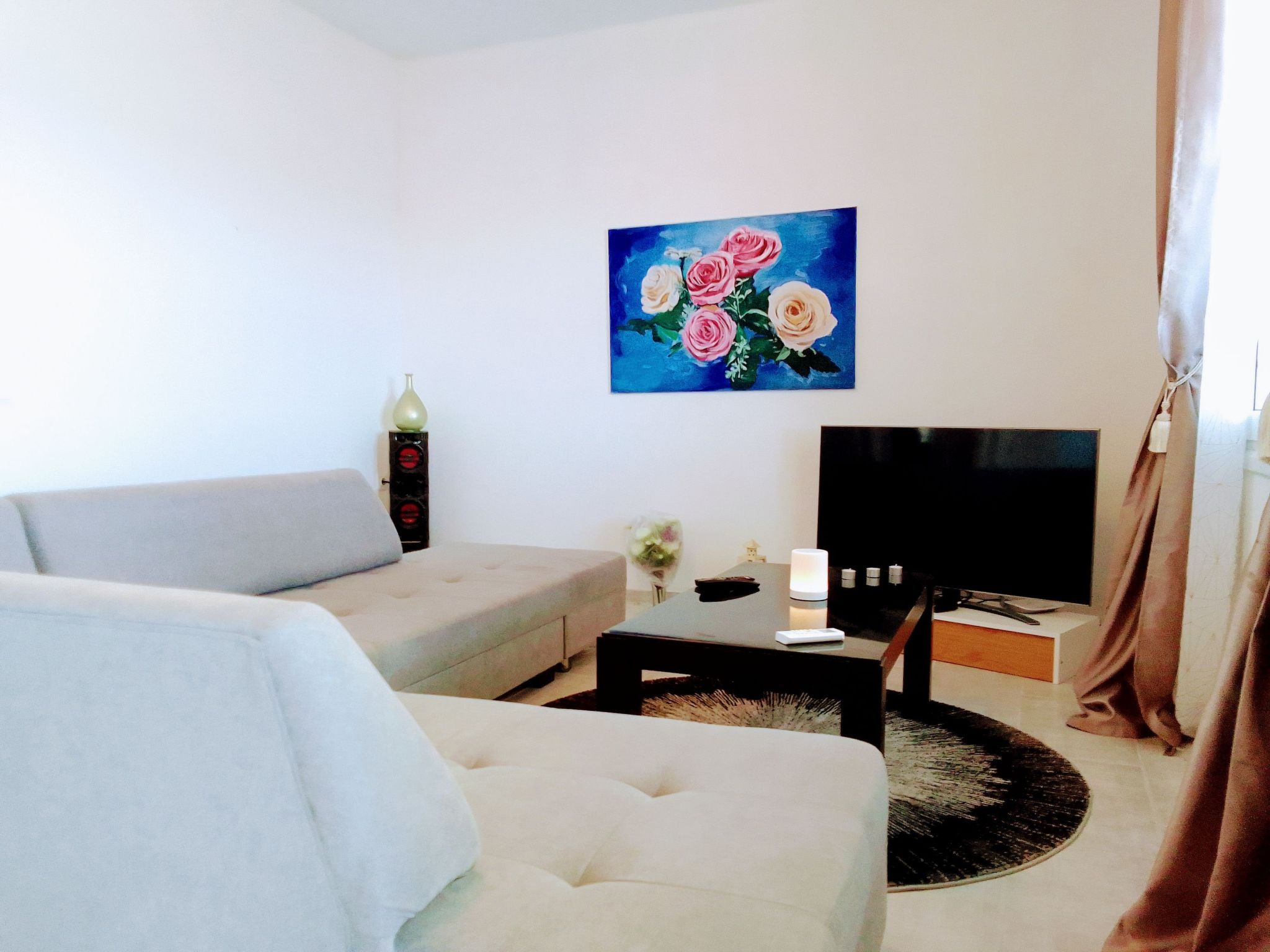 Charmantes Ferienhaus in Ia mit Privater Terrasse-Inside