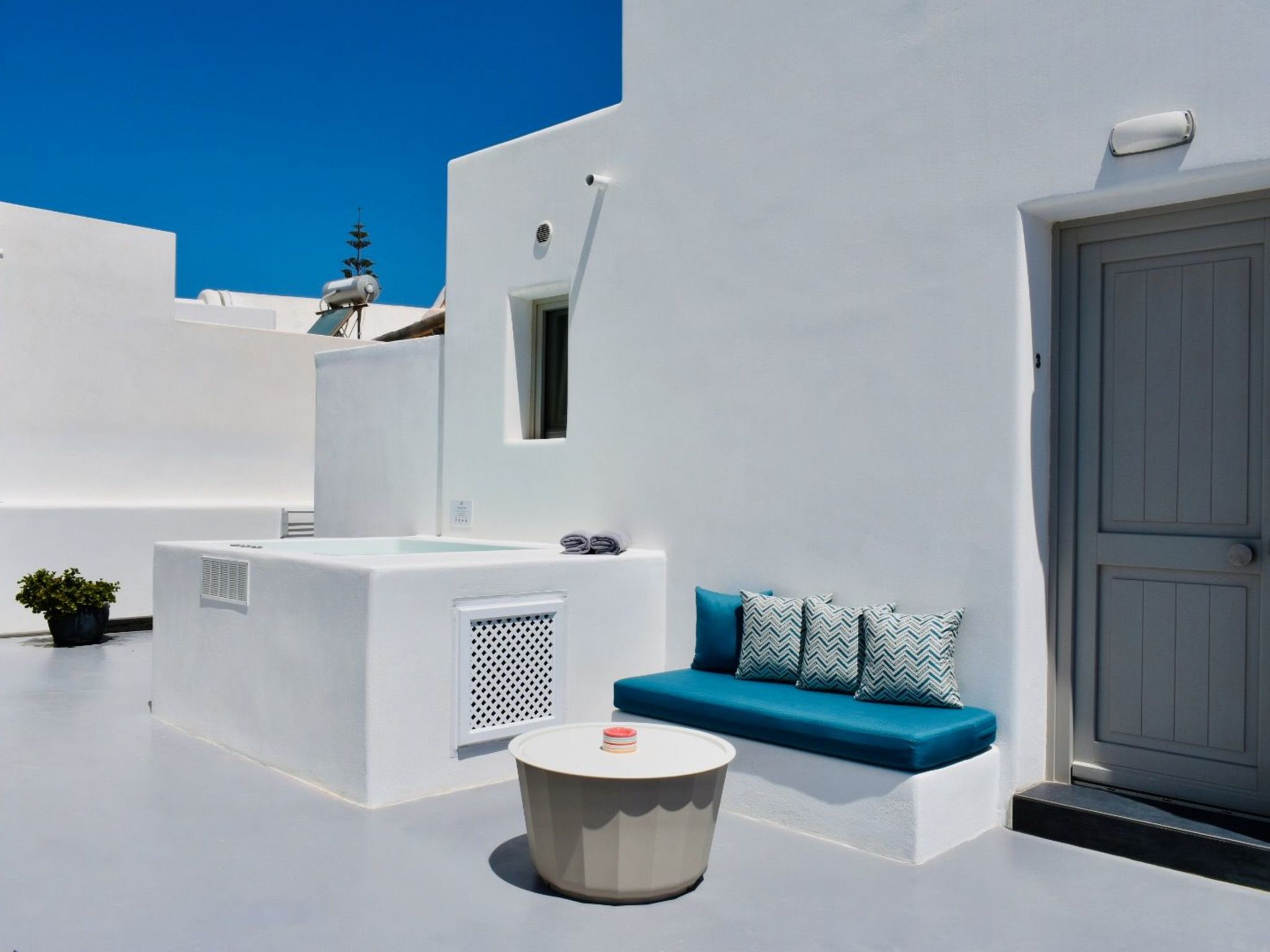Über White Orchid Suites — view 2 of 18
