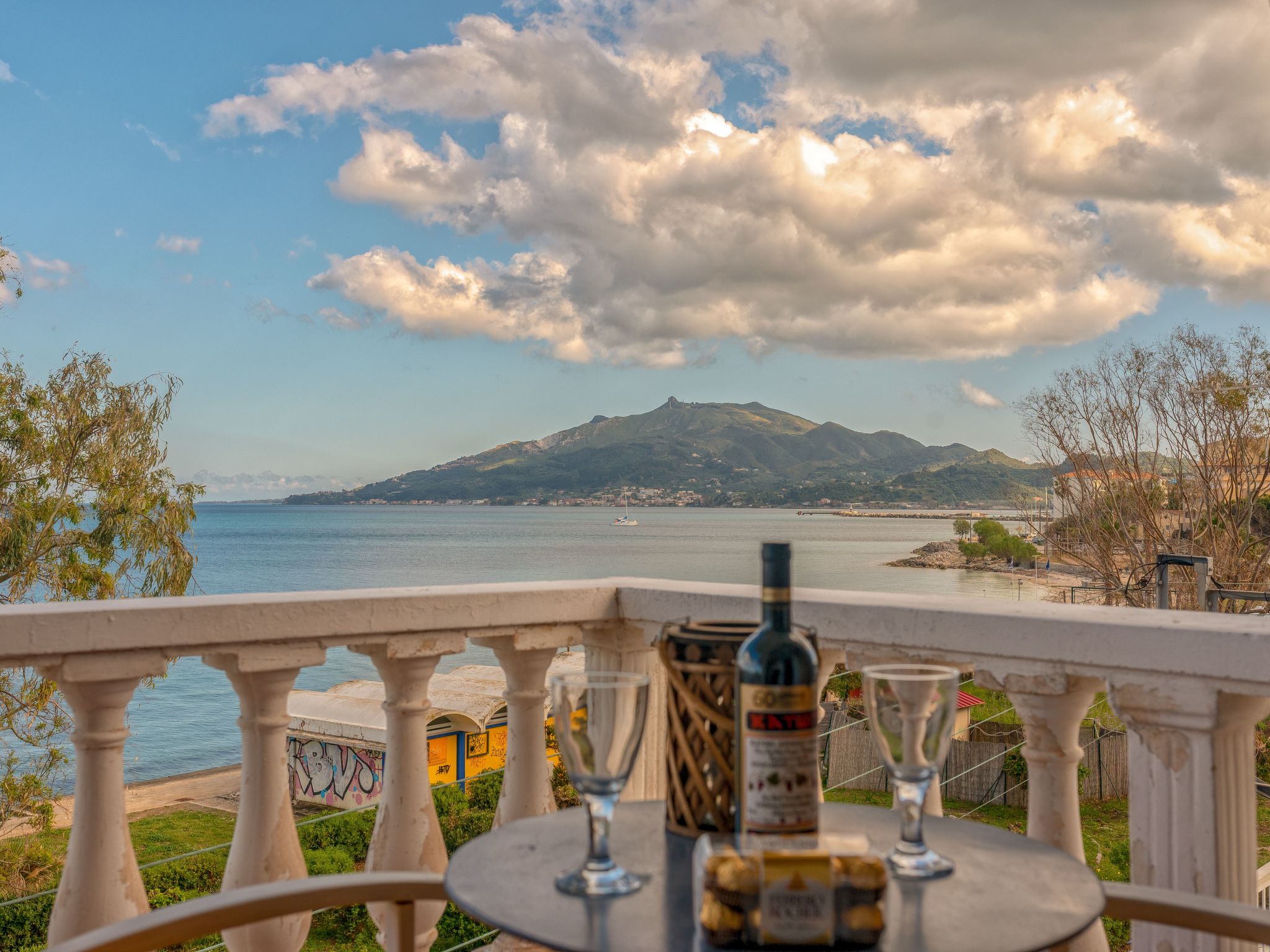 Modernes Studio-Apartment in Zakynthos mit einem privaten Balkon mit herrlichem Meerblick Es befindet sich in Holy Trinity, einem Wohnvorort von Zakynthos-Stadt. Es befindet sich in idealer Lage, nur ..