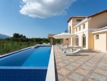 Villa Semeli: Luxe 7-slaapkamer villa met privézwembad nabij Zakynthos-stad - thumbnail 2