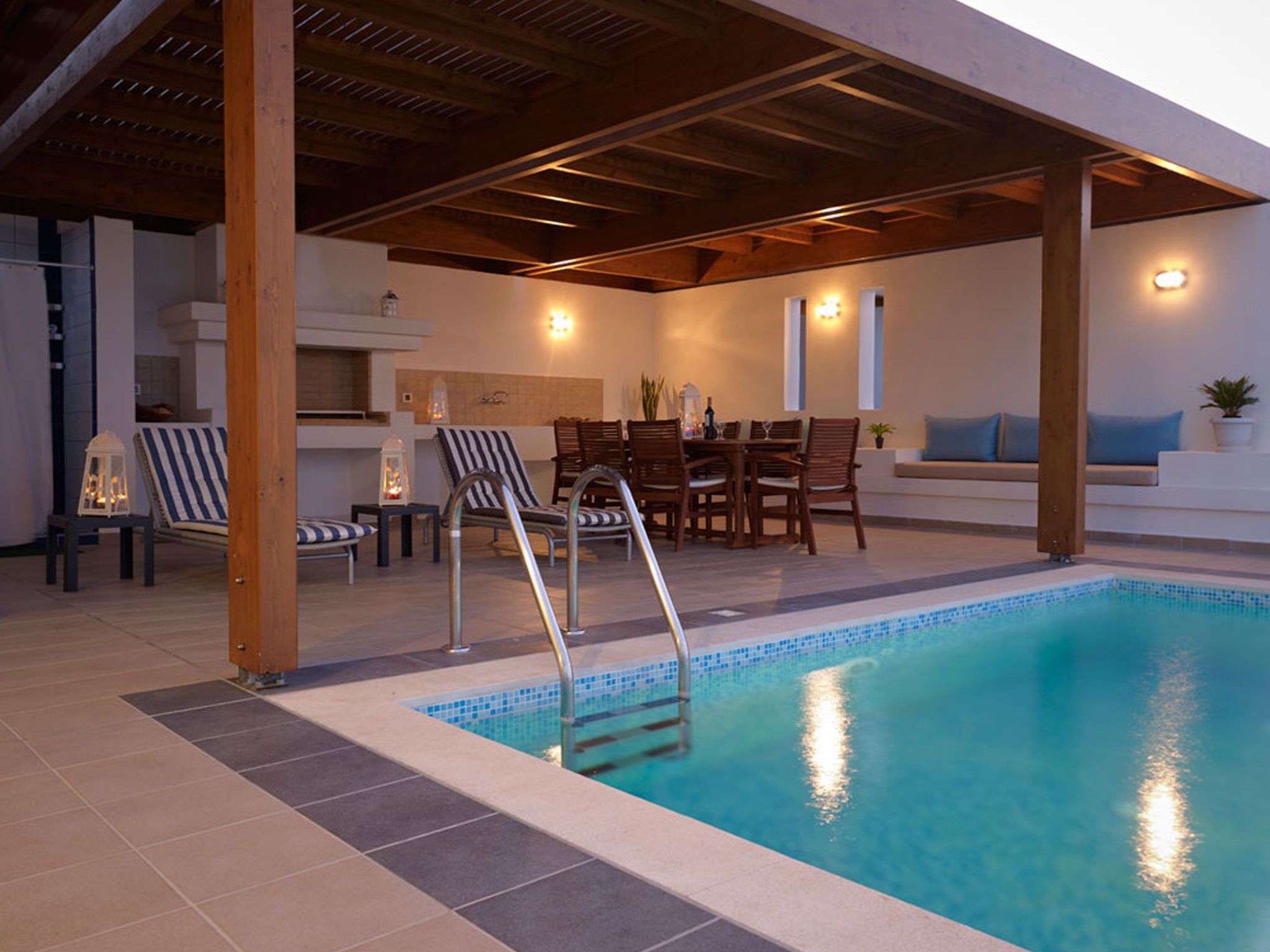 Haus in Vlycha Beach mit Infinity-Pool - Binnen