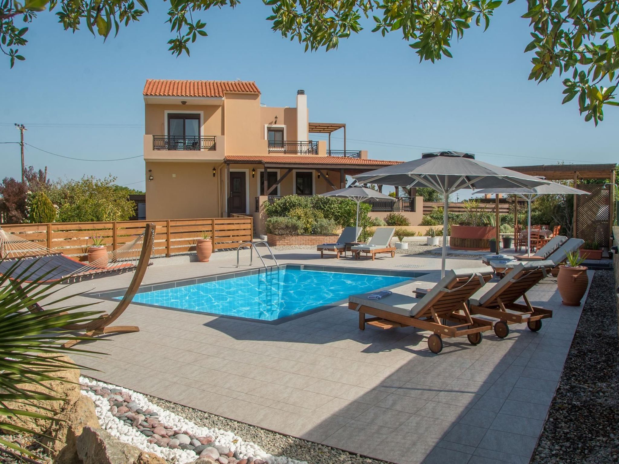 mit Blick auf das Wasser Villa in Gennadi