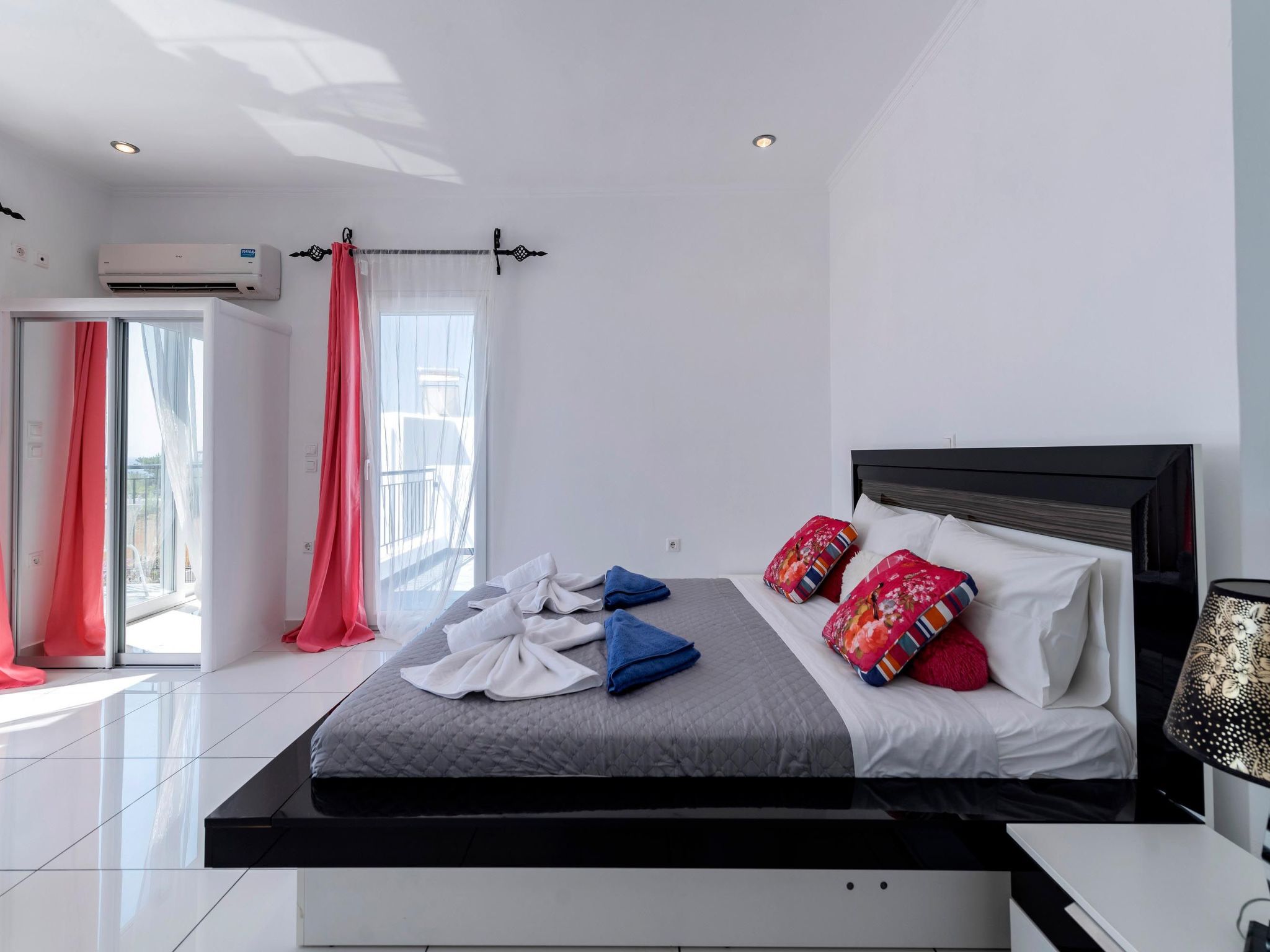 Photo of Charmante Diamond Villa in der Nähe von Gennadi Strand