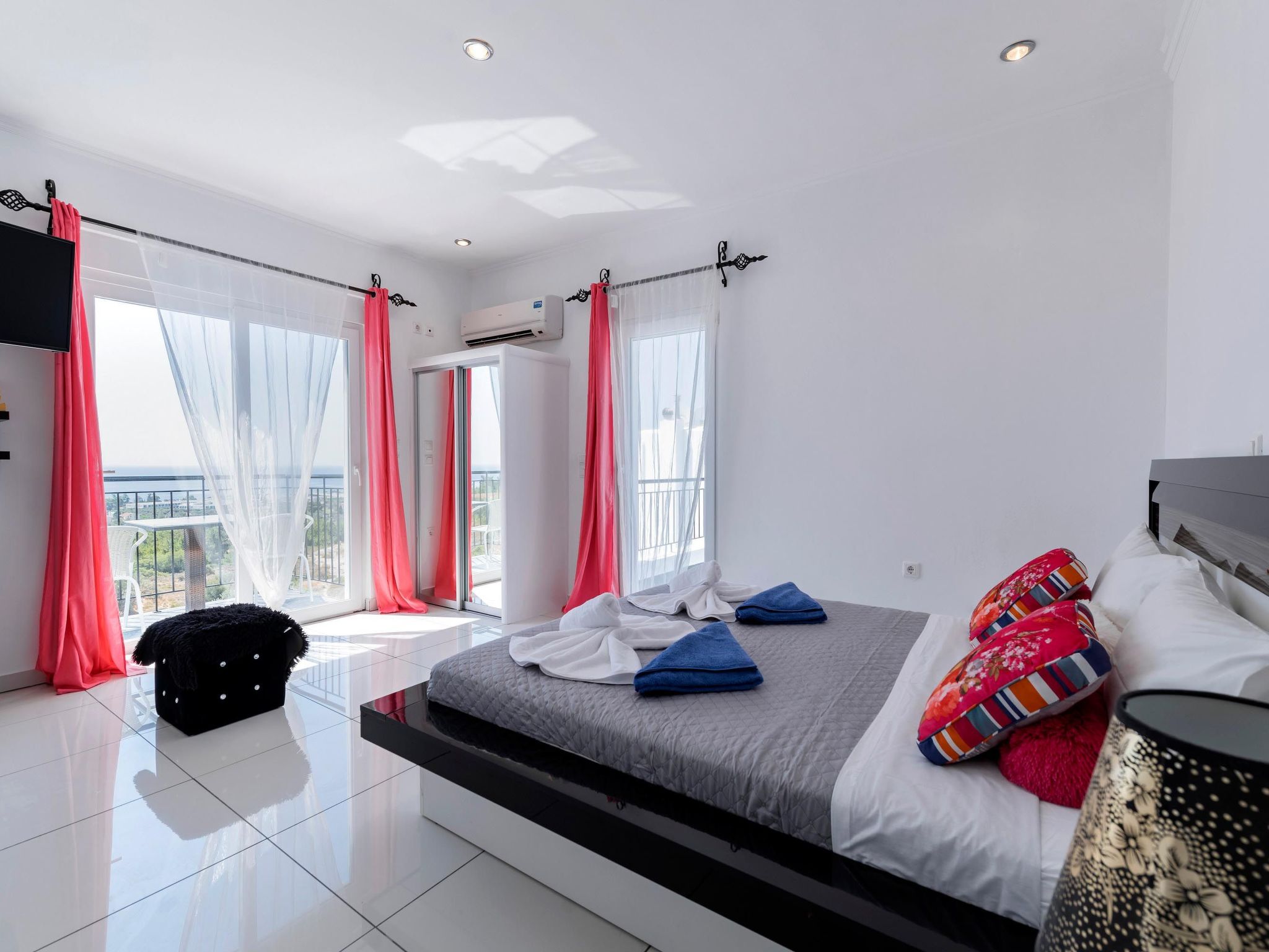 Photo of Charmante Diamond Villa in der Nähe von Gennadi Strand