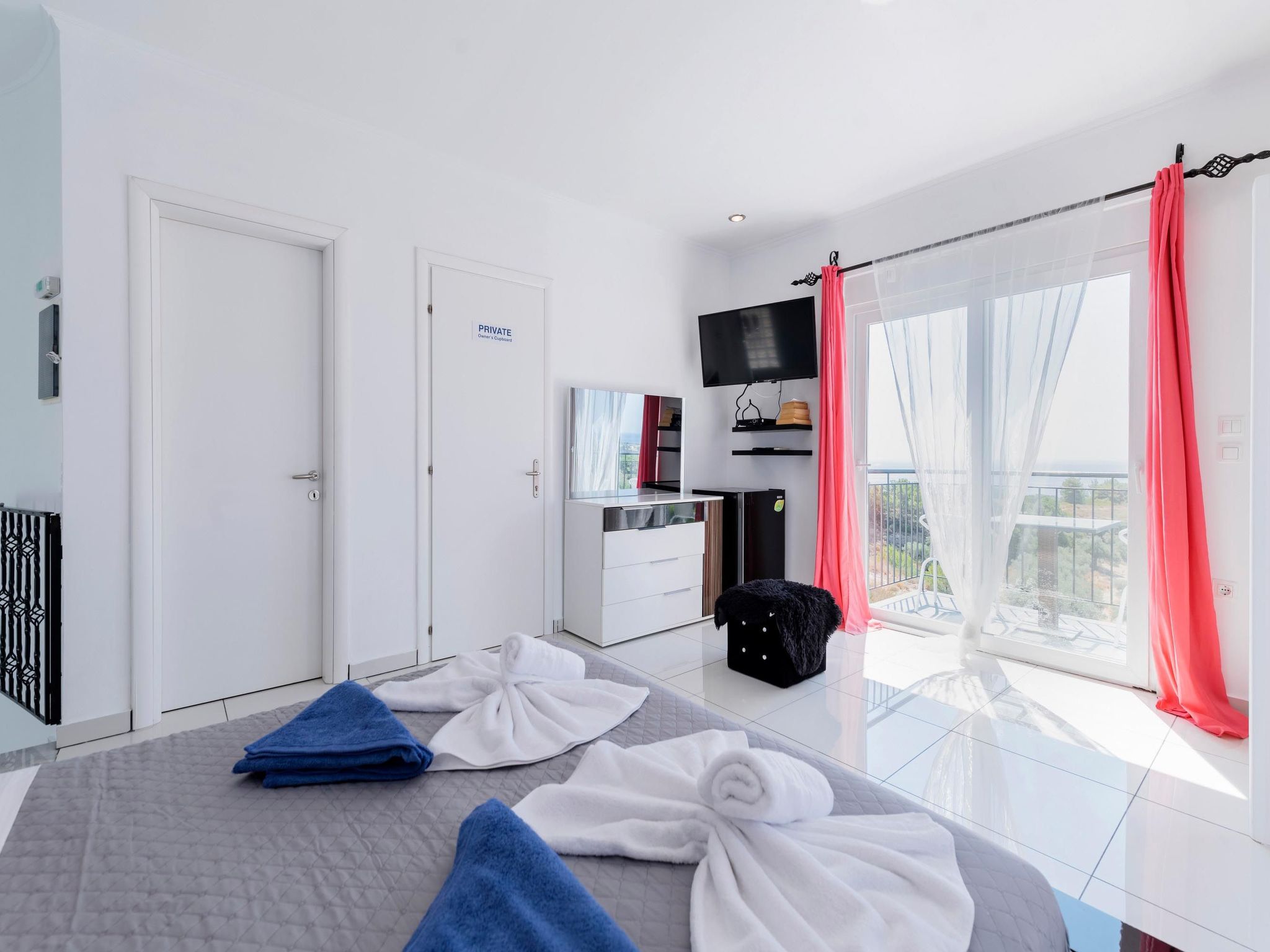 Photo of Charmante Diamond Villa in der Nähe von Gennadi Strand