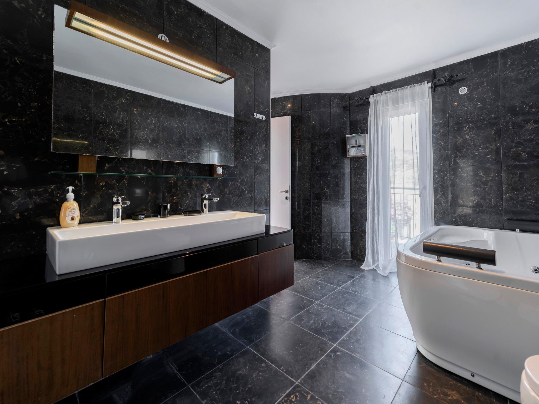 Photo of Charmante Diamond Villa in der Nähe von Gennadi Strand