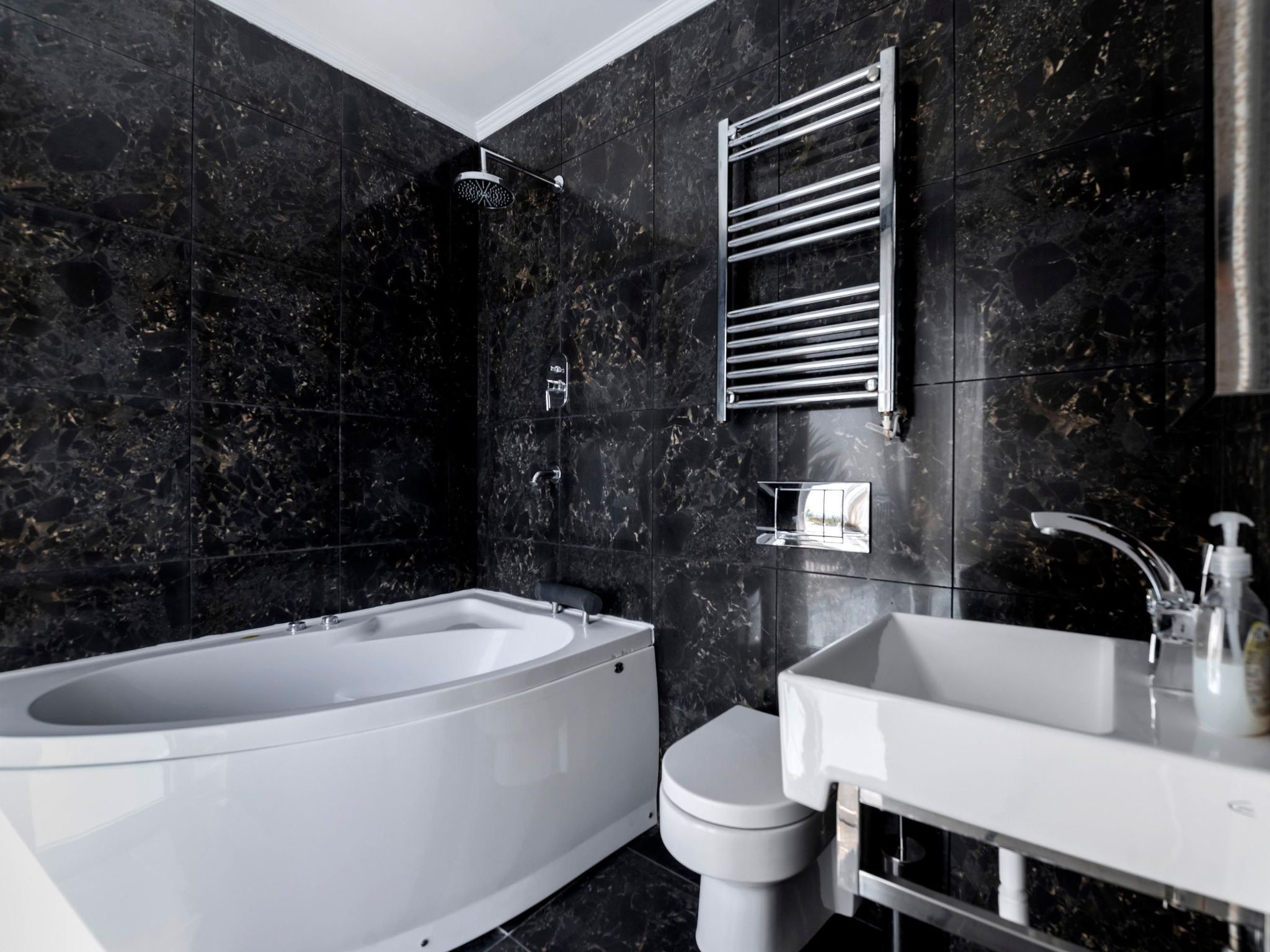 Photo of Charmante Diamond Villa in der Nähe von Gennadi Strand