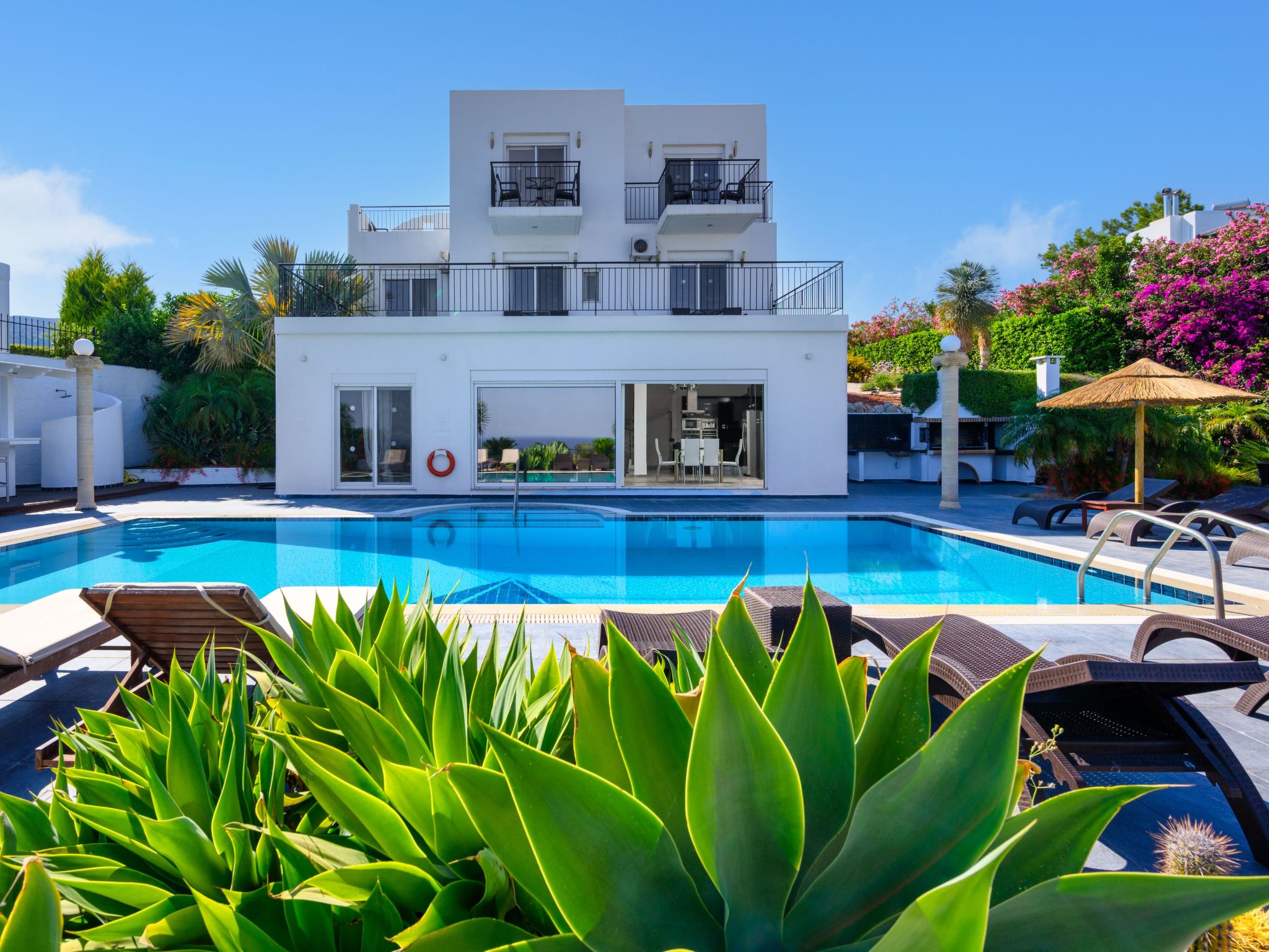 Photo of Charmante Diamond Villa in der Nähe von Gennadi Strand