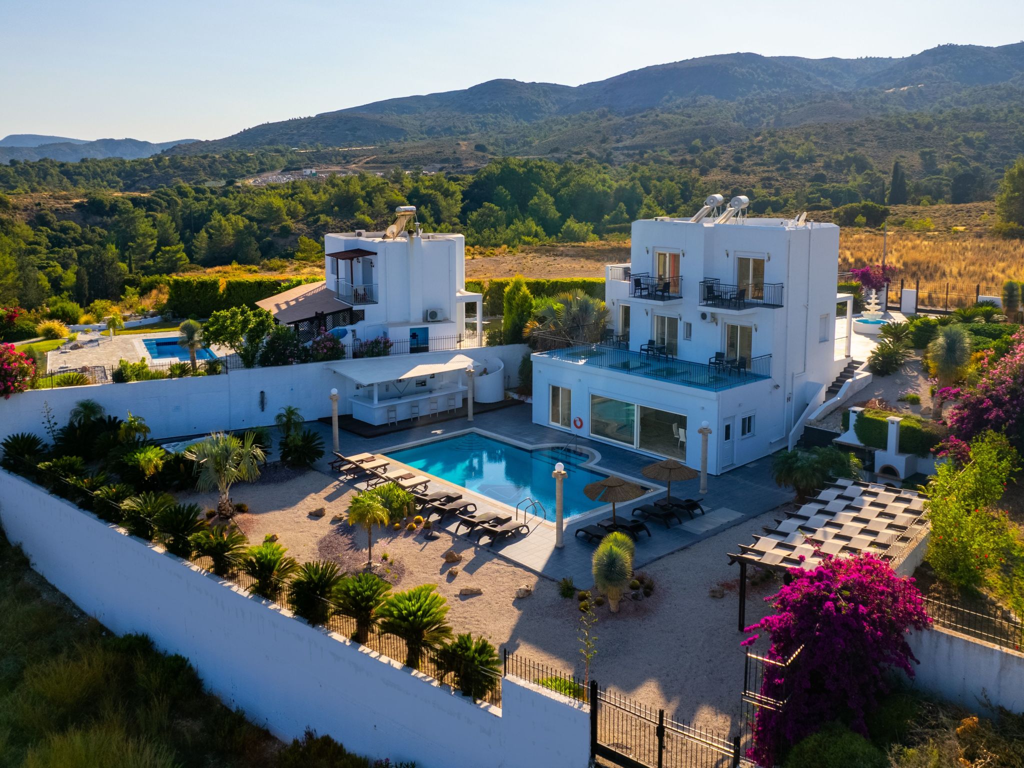 Photo of Charmante Diamond Villa in der Nähe von Gennadi Strand