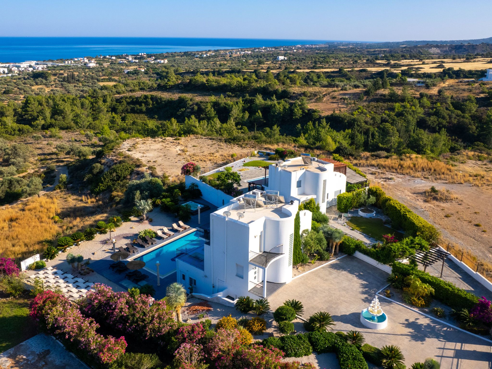 Photo of Charmante Diamond Villa in der Nähe von Gennadi Strand