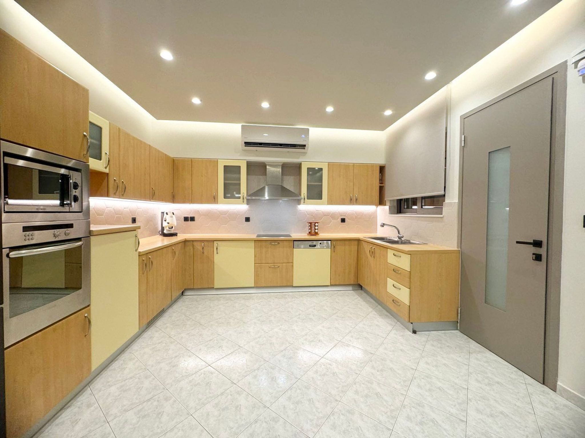 Photo of Grand Aqua Luxus-Villa von Mintzi