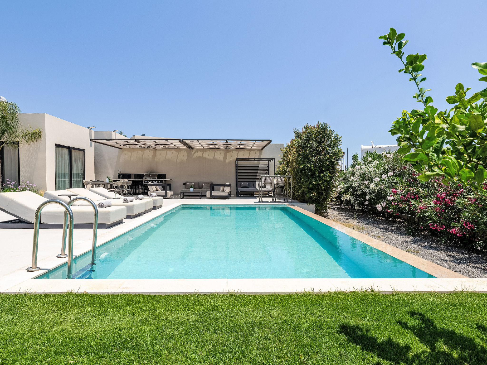 Trapezia Luxury Living -Garnet