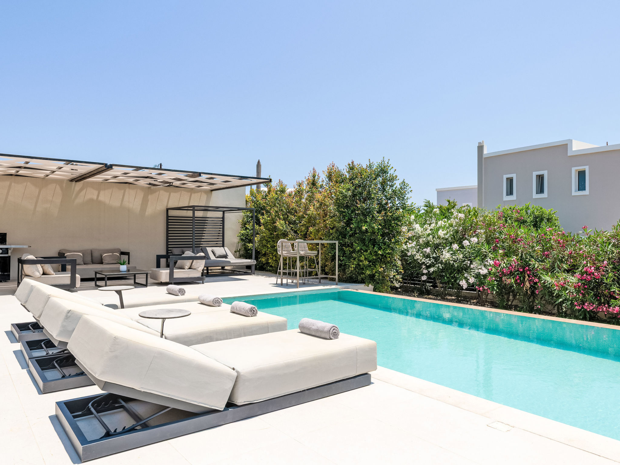 Trapezia Luxury Living -Garnet