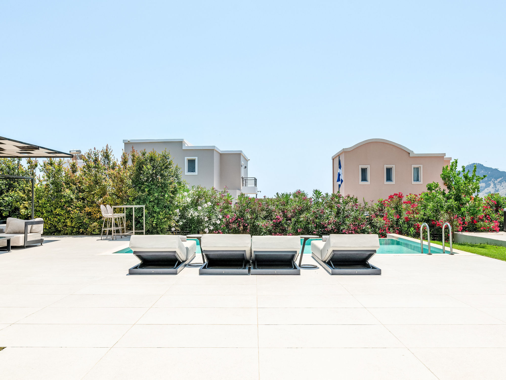 Trapezia Luxury Living -Garnet