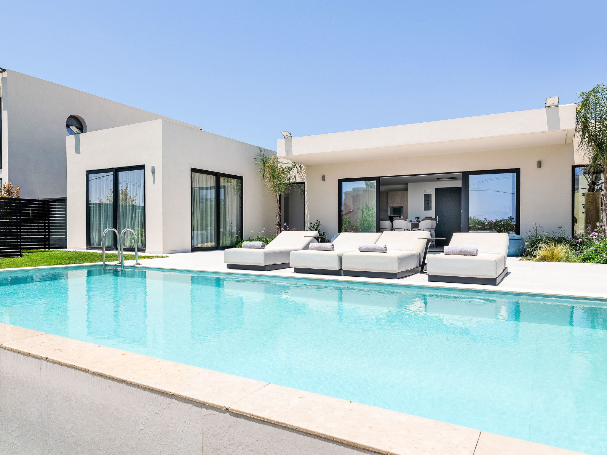 Trapezia Luxury Living -Garnet
