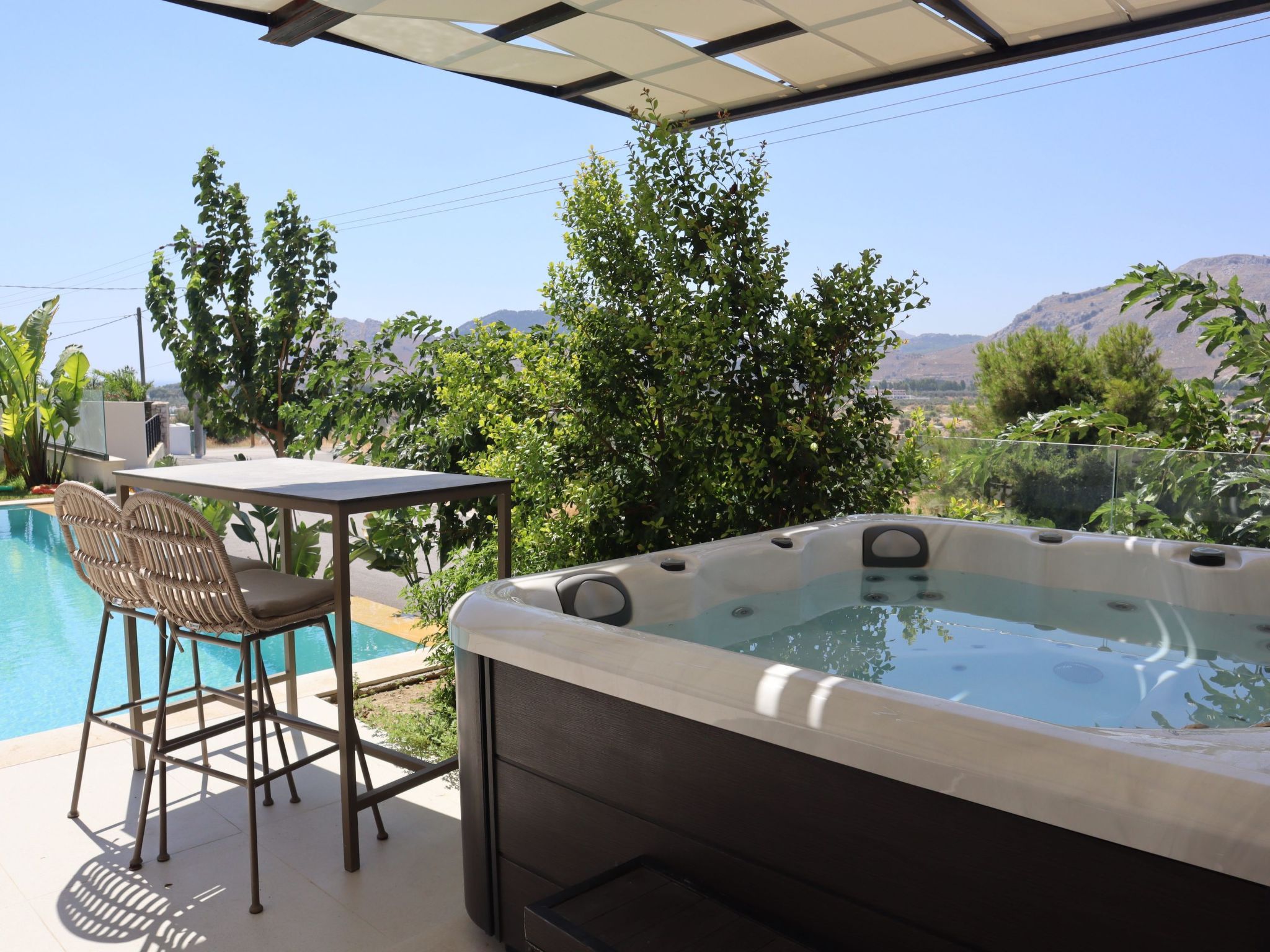 Trapezia Luxury Living -Garnet