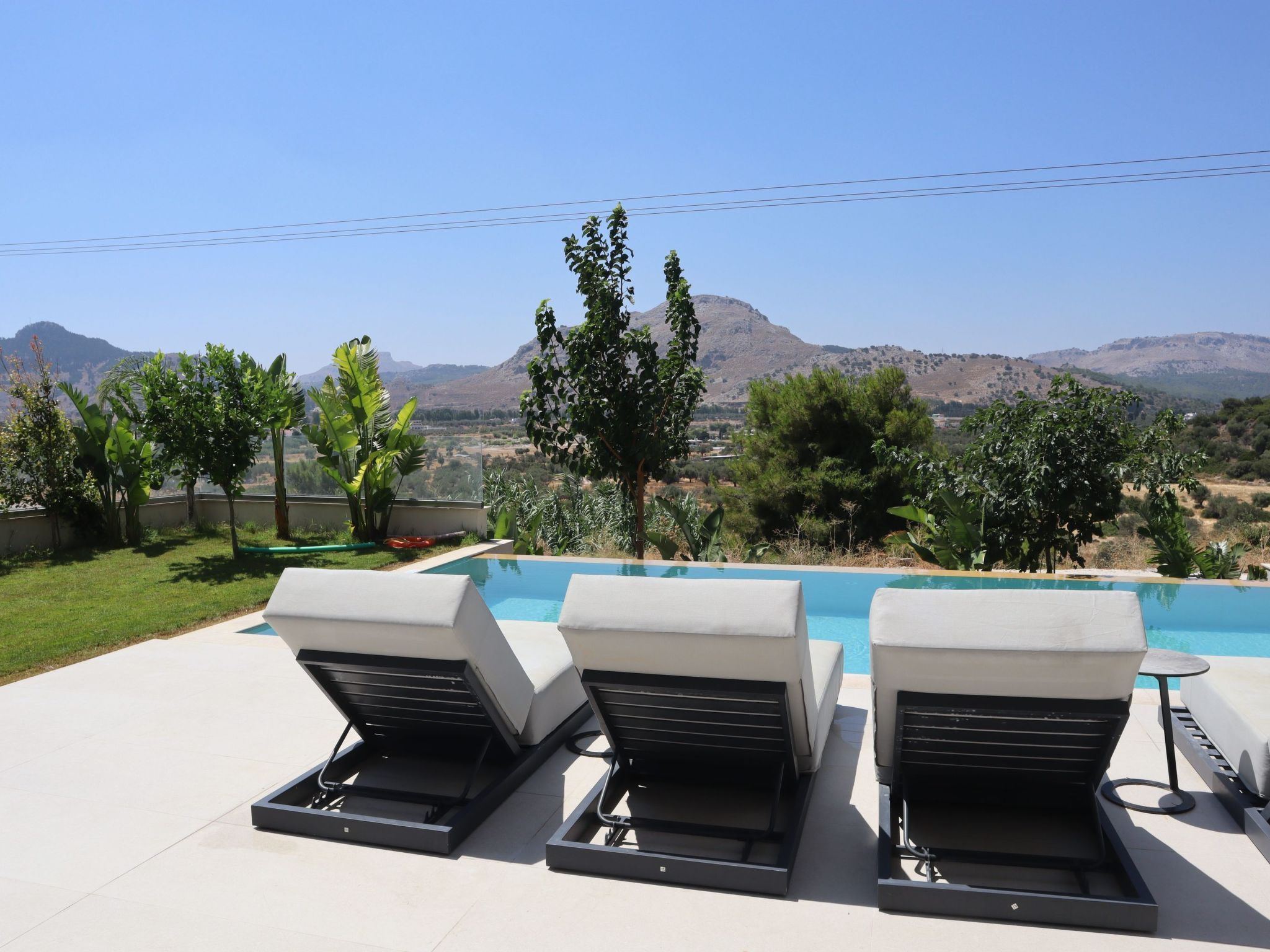 Trapezia Luxury Living -Garnet