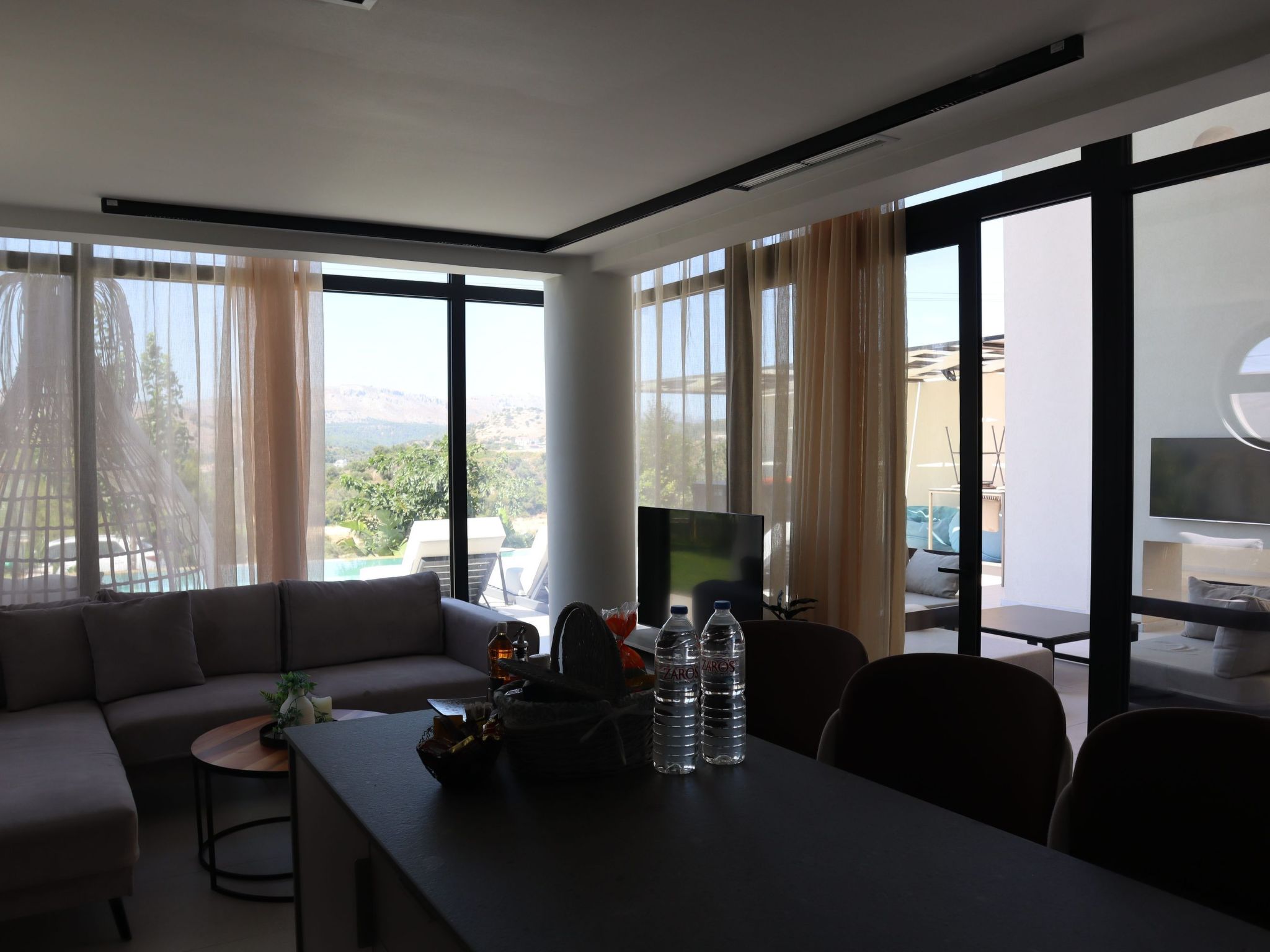 Trapezia Luxury Living -Garnet-Dedans