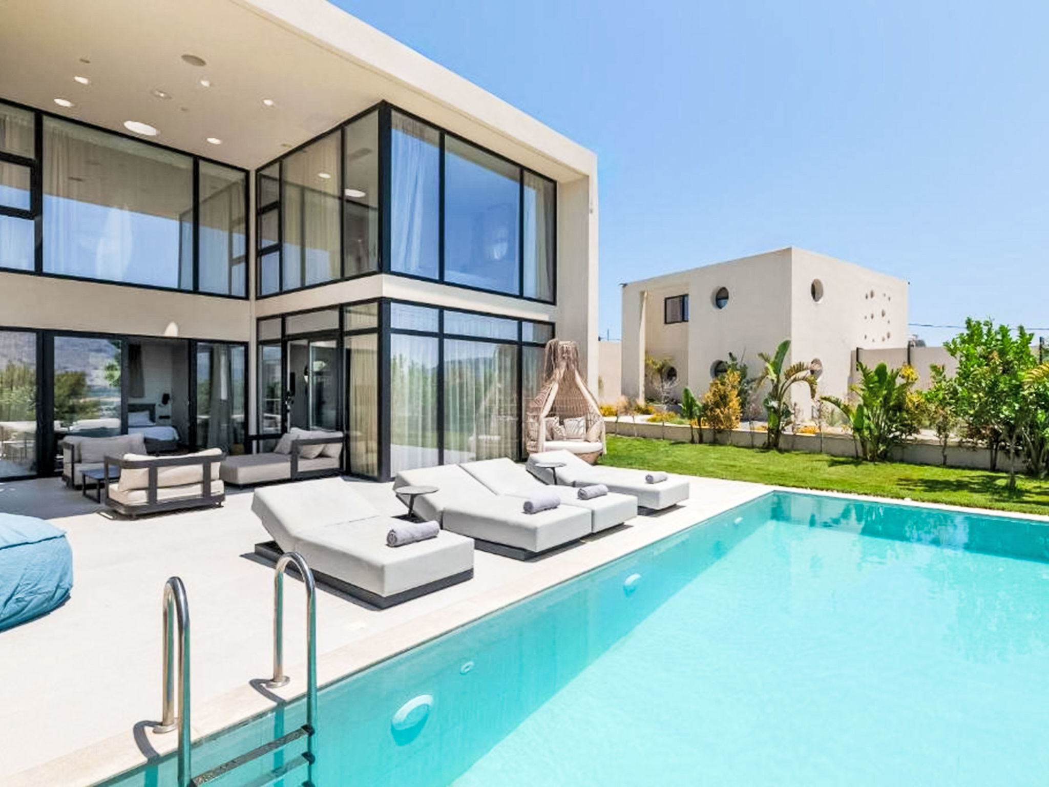 Trapezia Luxury Living -Garnet