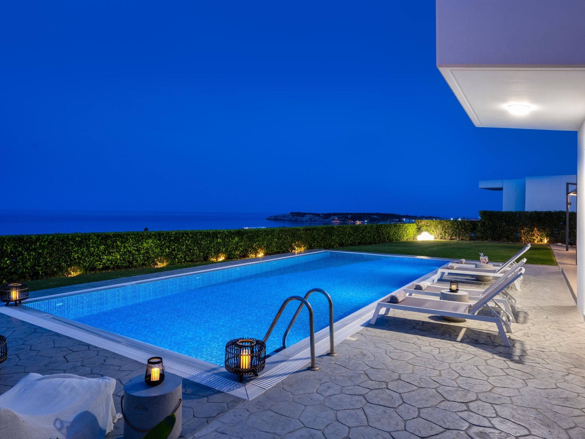 Moderne Villa mit Hügel- und Meerblick